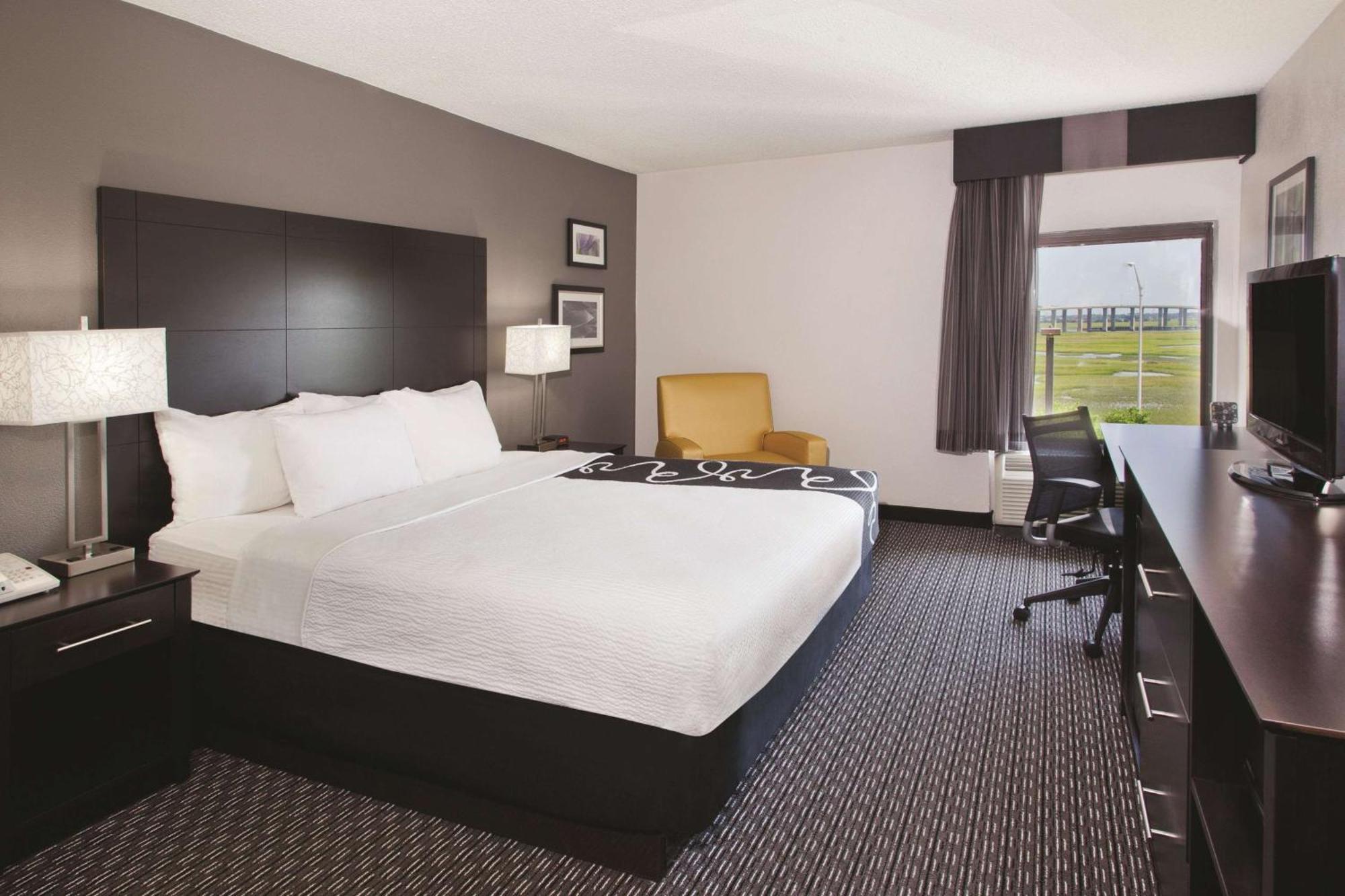 Exterior Queen Room Pet-Friendly or Non-Smoking,1275970567:JPEG