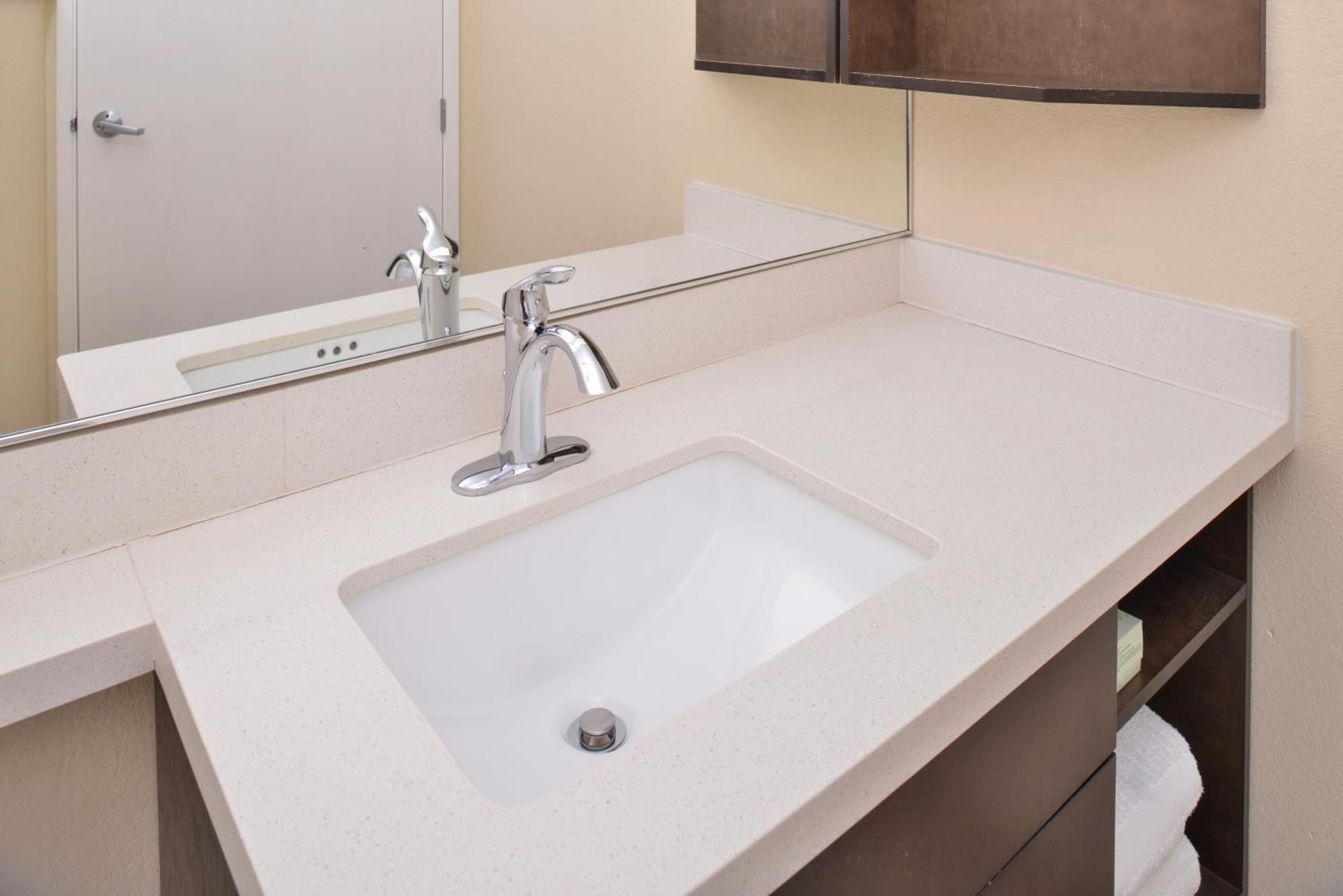 One-Bedroom Suite,1276117060:JPEG