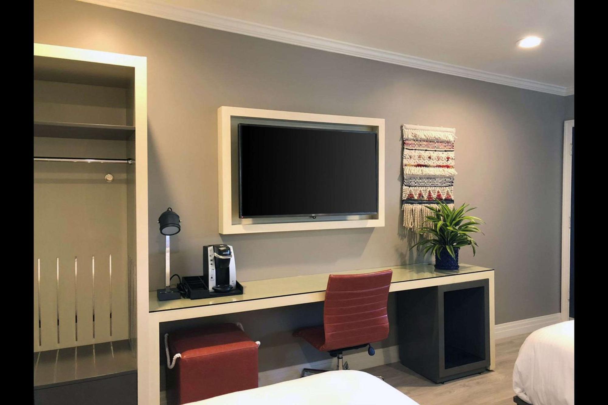 Standard Room, 2 Queen Beds, Accessible Roll-In Shower, Non Smokin