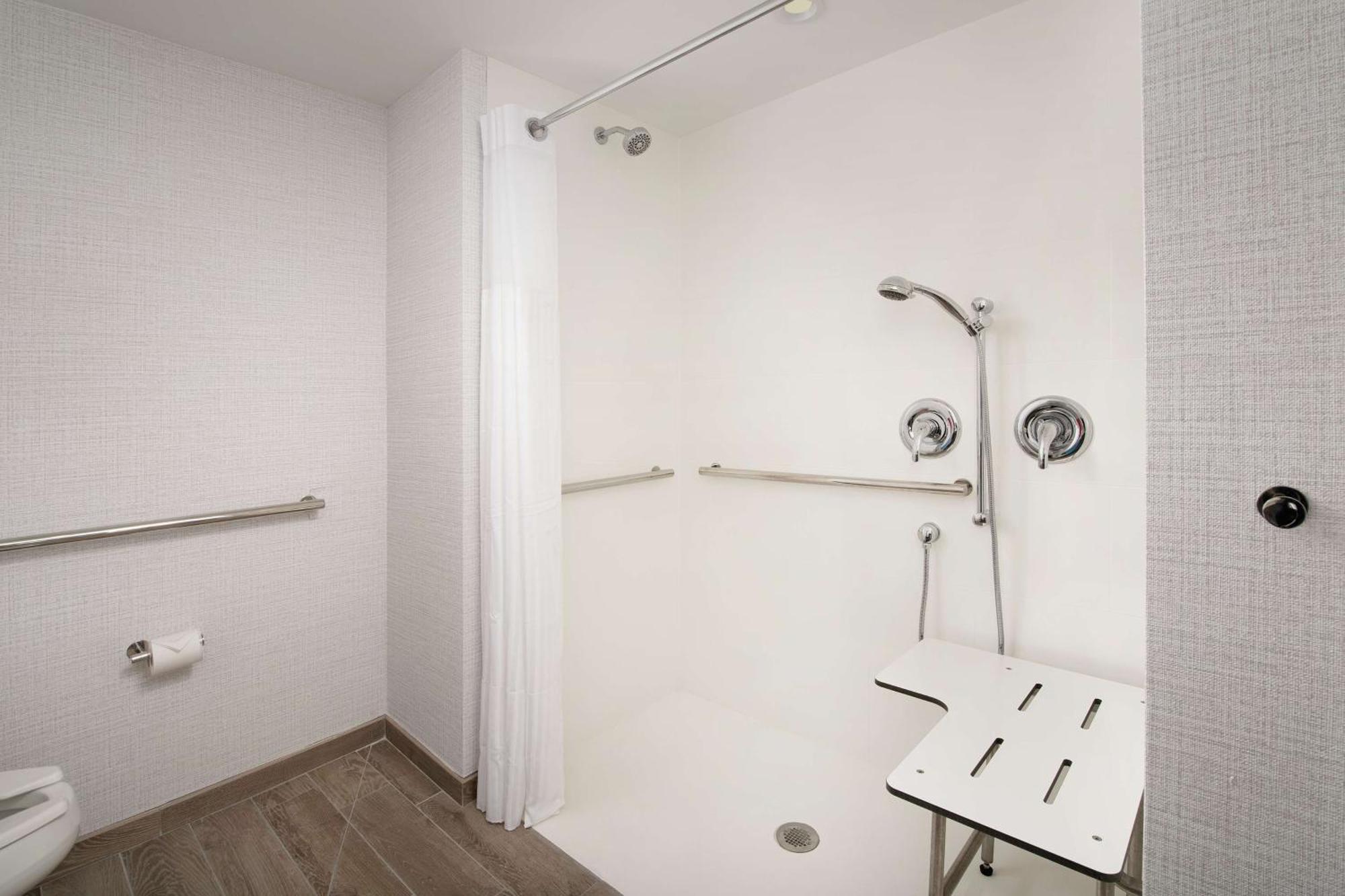 Quarto com Cama King-size e Banheiro Adaptado - Acessível para Hóspedes com Mobilidade Reduzida