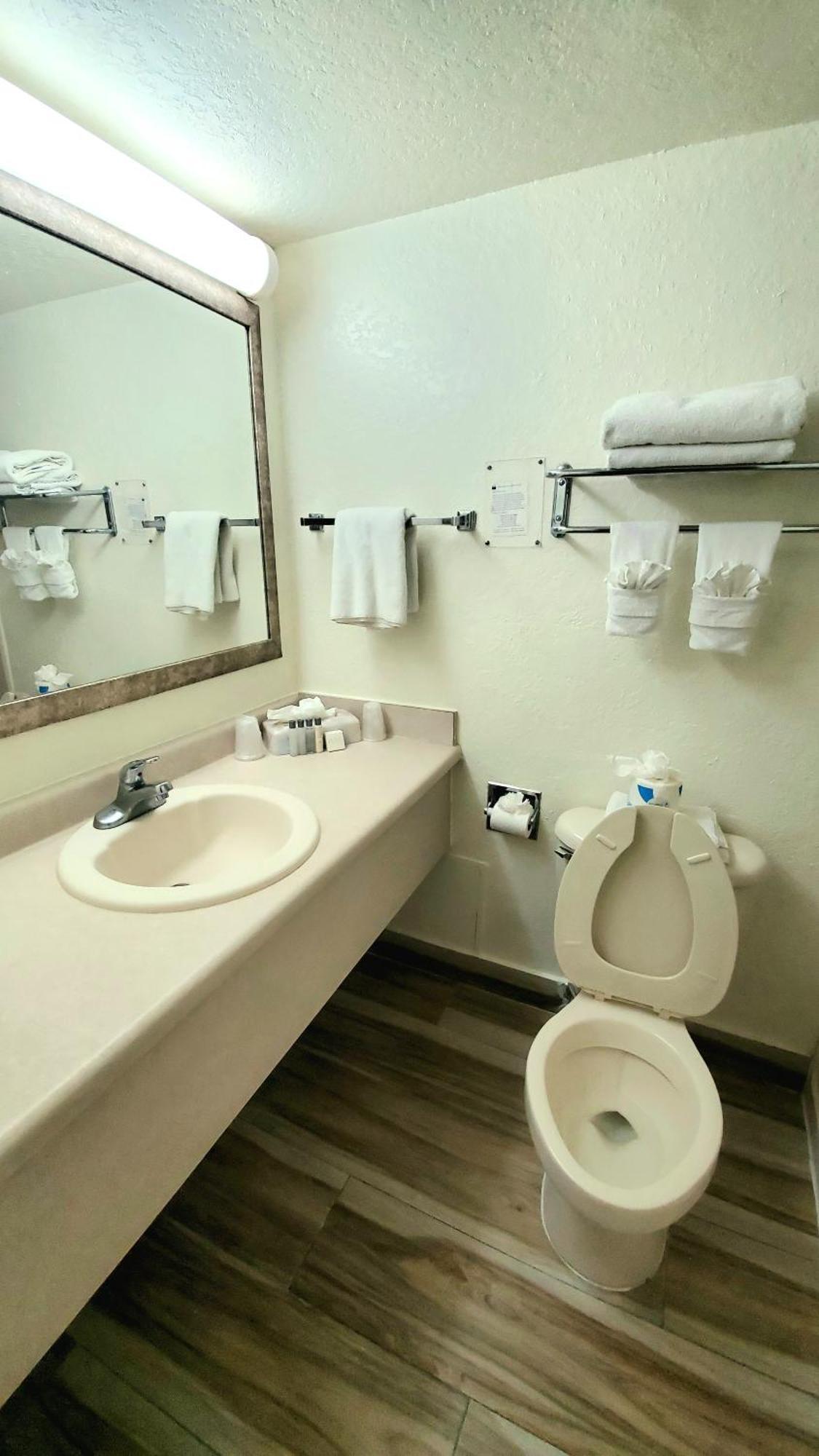 Quarto Duplo Standard com 2 Camas de Casal