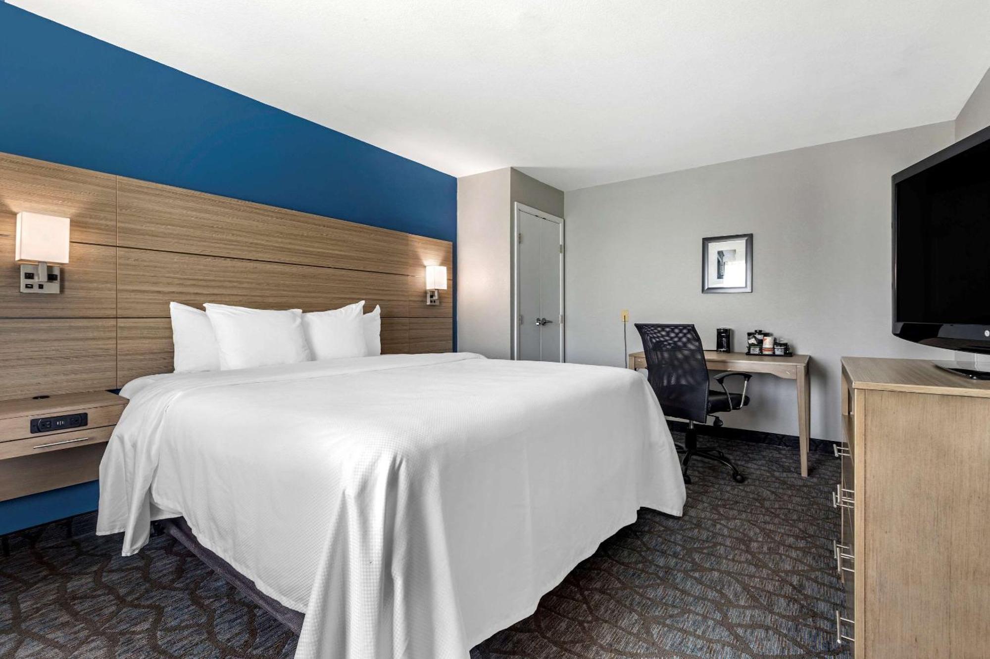 King Suite Accessible or Non-Smoking