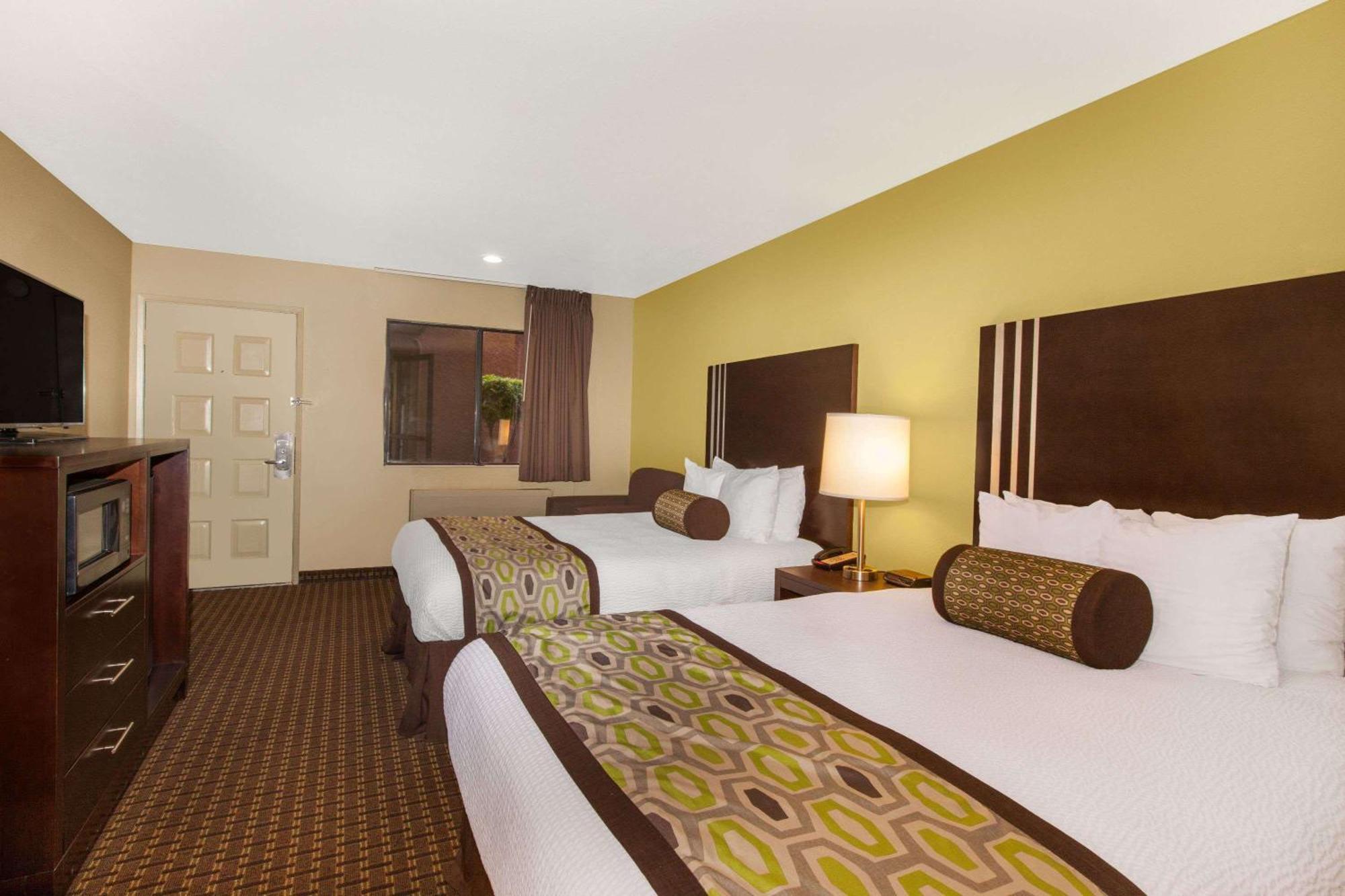 Deluxe Queen Room with Two Queen Beds - Non-Smoking