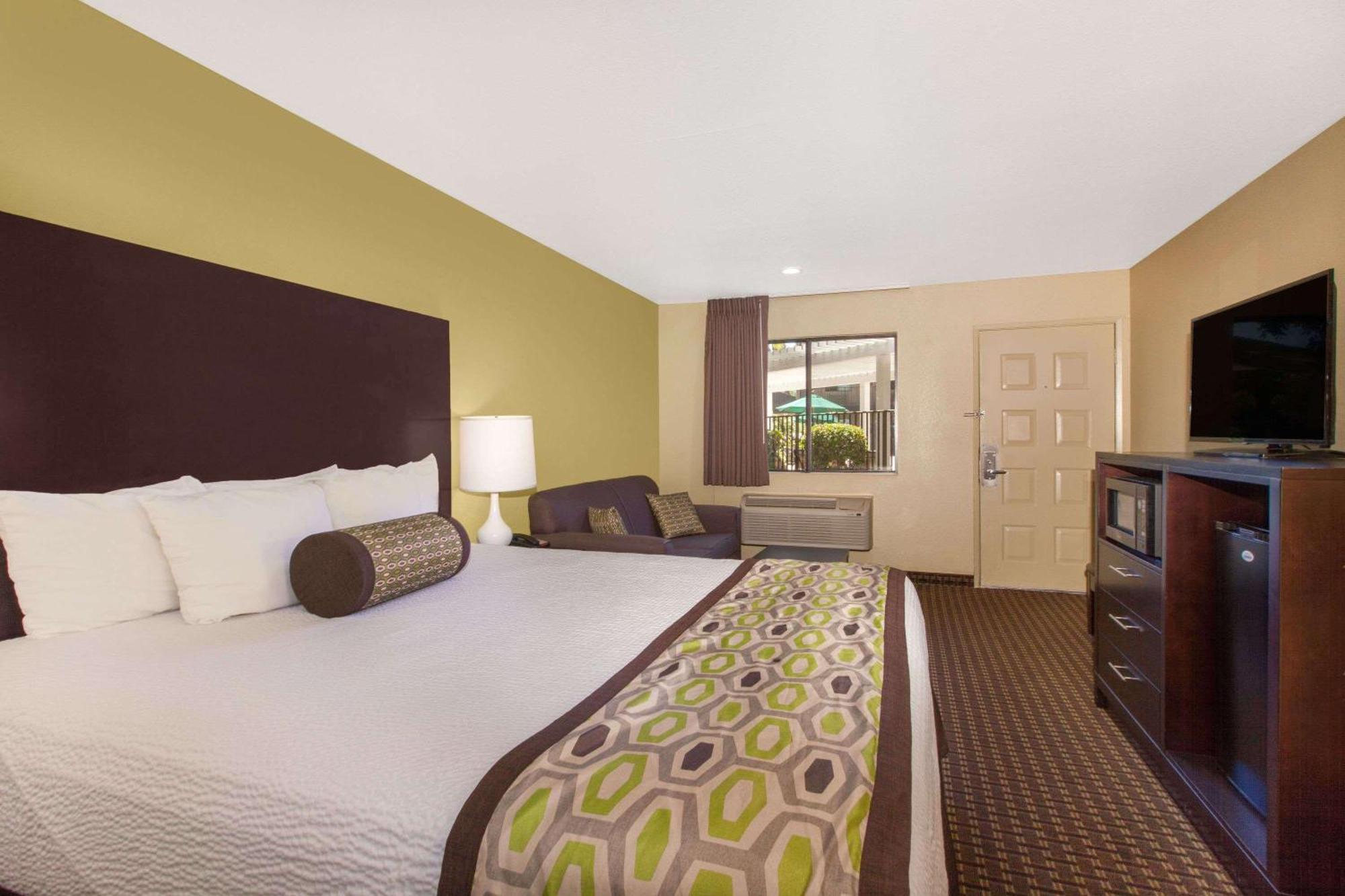 Deluxe King Room - Non-Smoking