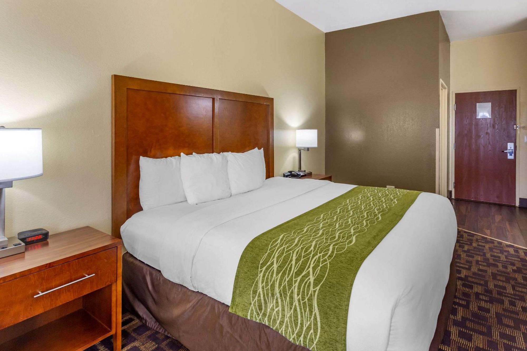 King Room with Roll-in Shower - Disability Access/Non-Smoking