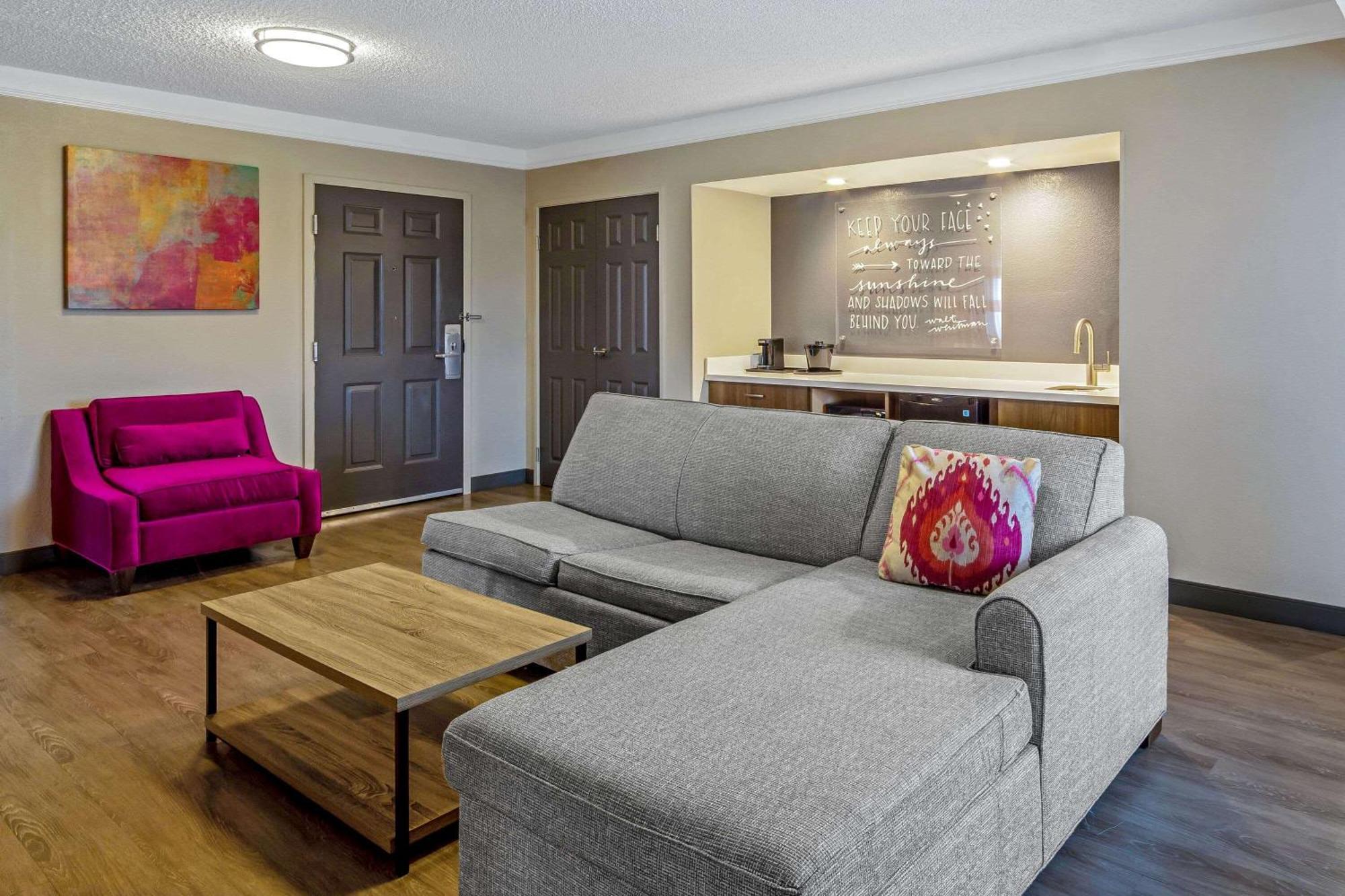 Deluxe Suite with Mobility/Hearing Impaired Access - Non-Smoking