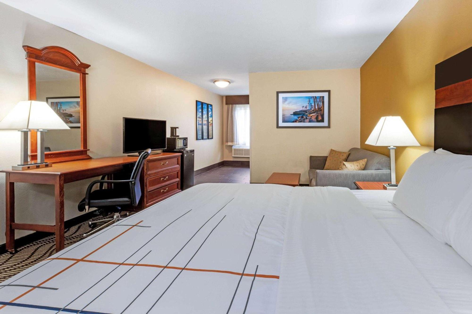 Deluxe King Room - Non-Smoking