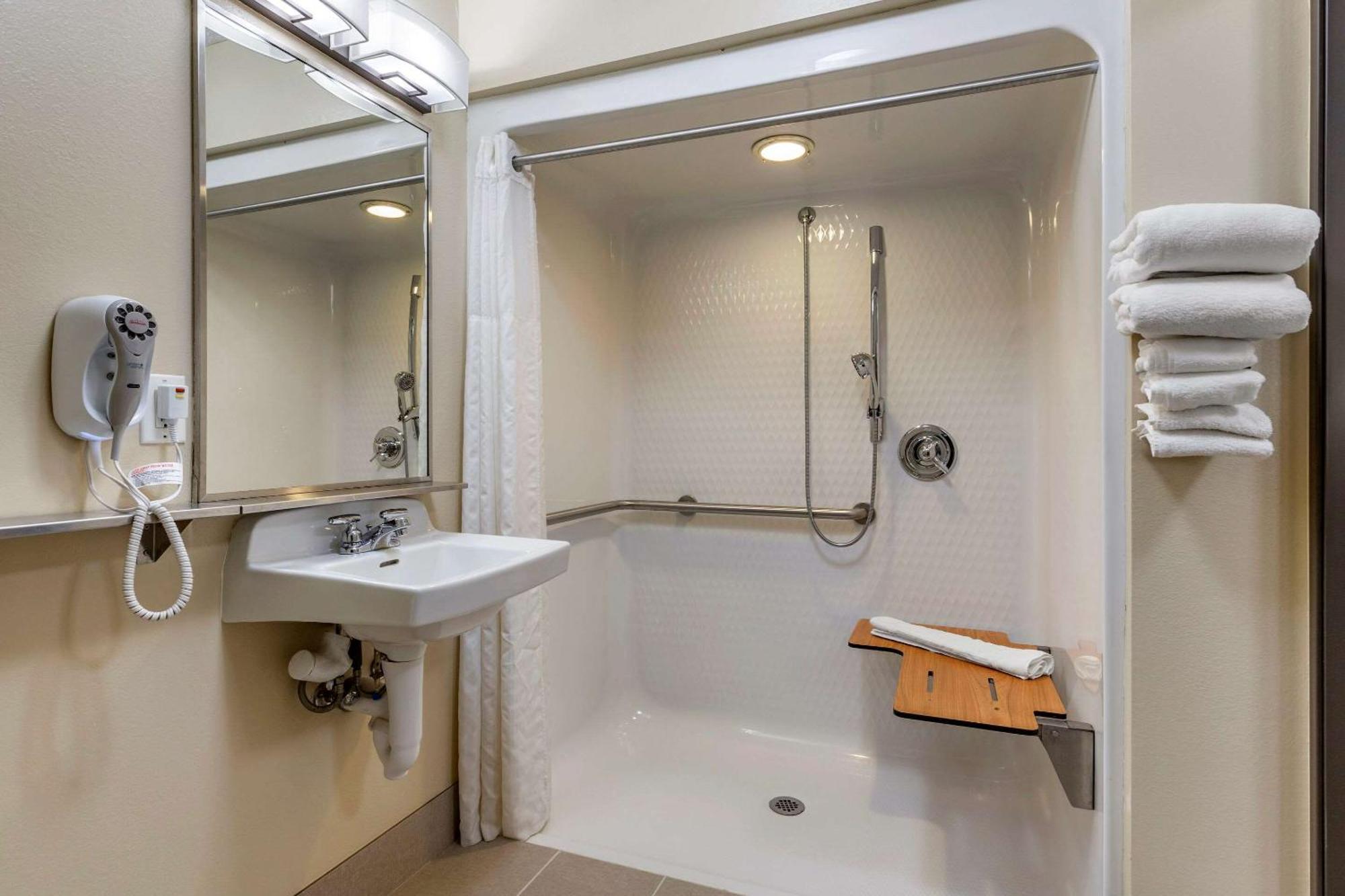 Queen Room - Accessible/Non-Smoking