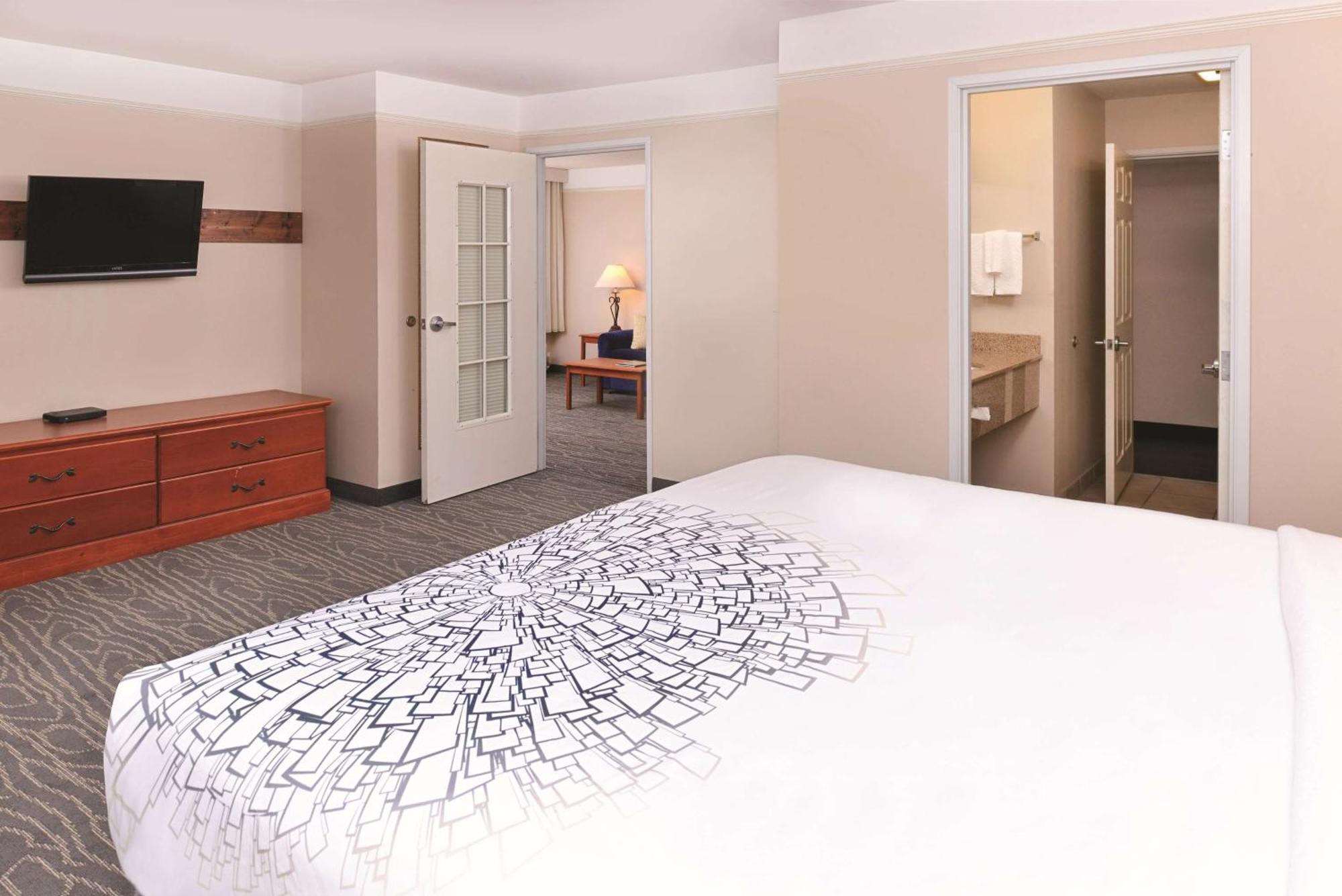 Deluxe King Suite with Mountain View - Non-Smoking
