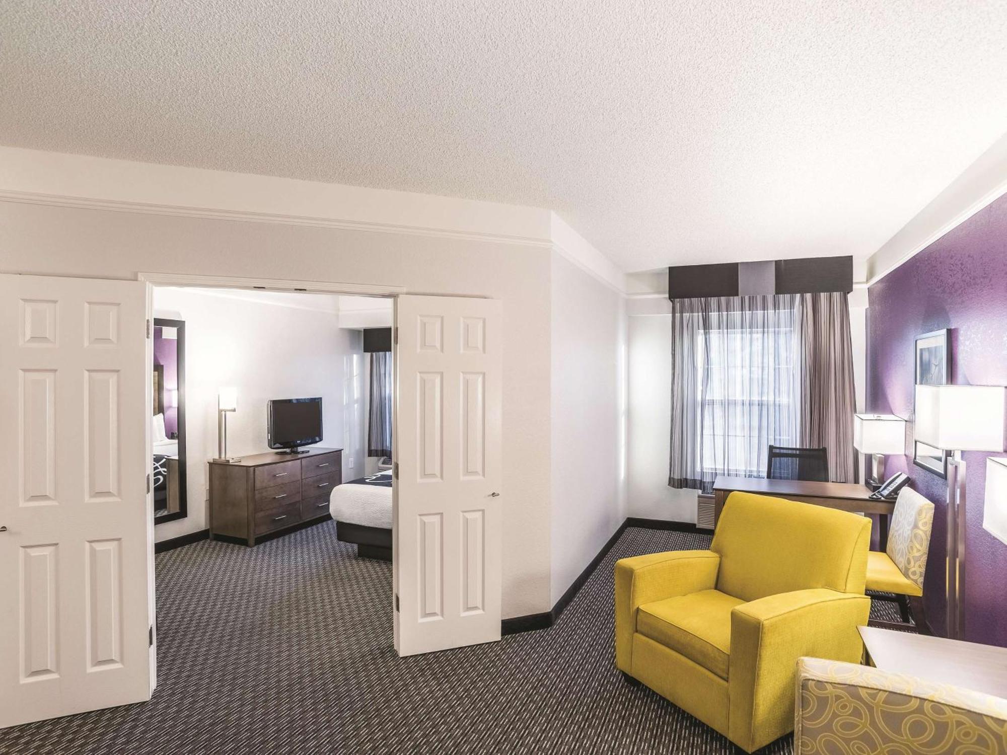 One-Bedroom King Suite - Non-Smoking