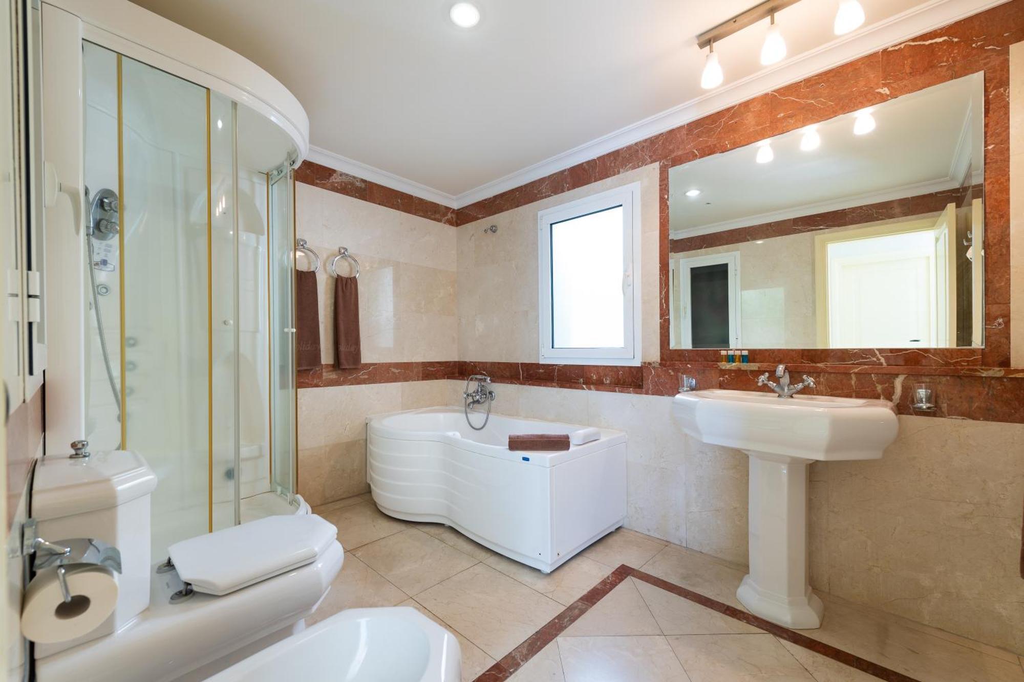 Two-Bedroom Apartment with Jacuzzi