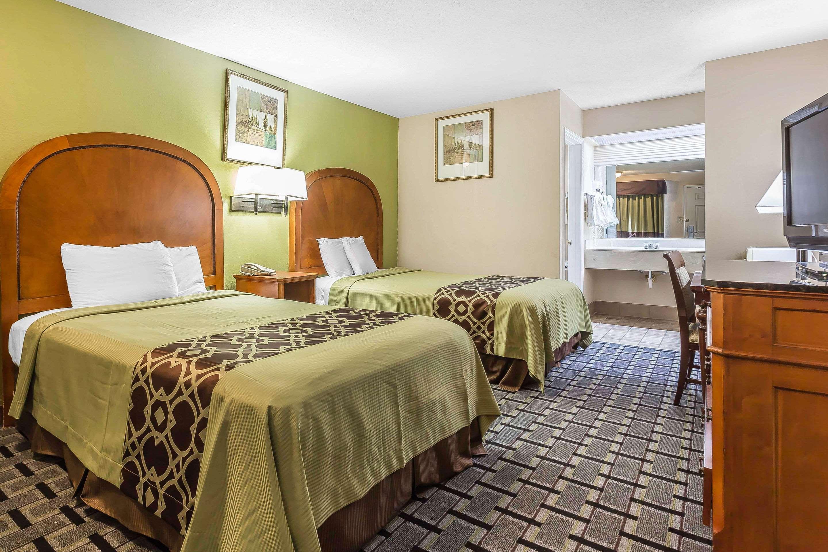 Standard Queen Room with Two Queen Beds - Smoking