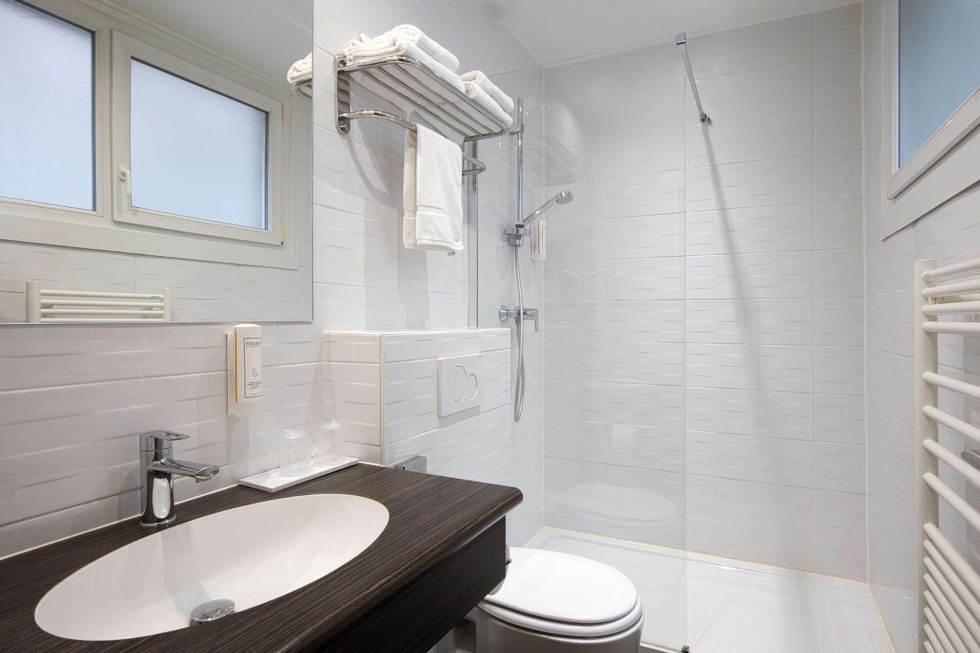 Chambre Lit Queen-Size Confort sans Climatisation