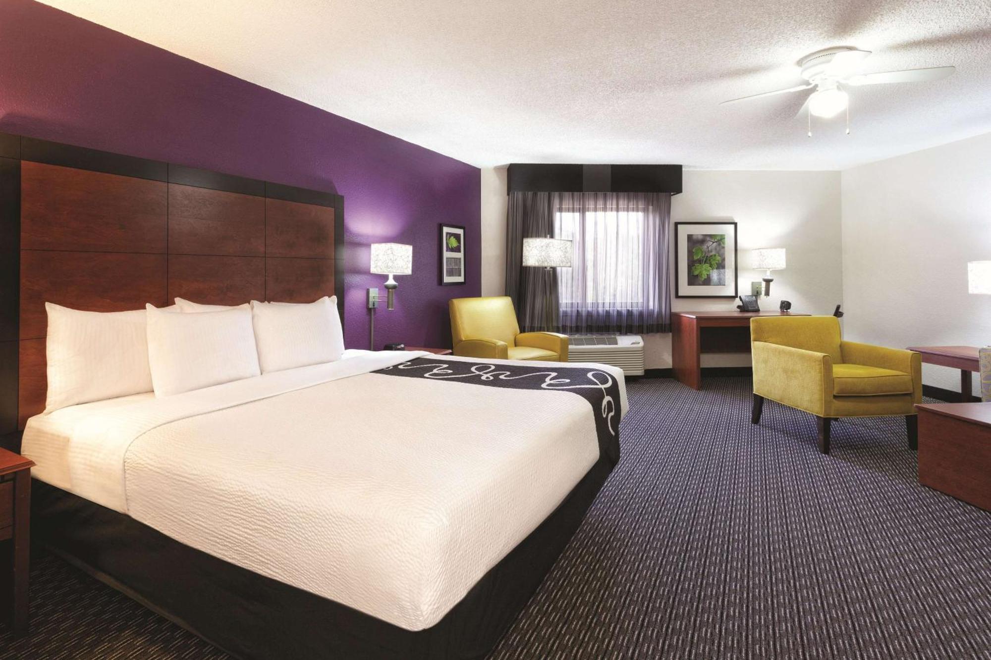 Two-Bedroom Suite One King One Double Bed Non-Smoking,1279461991:JPEG