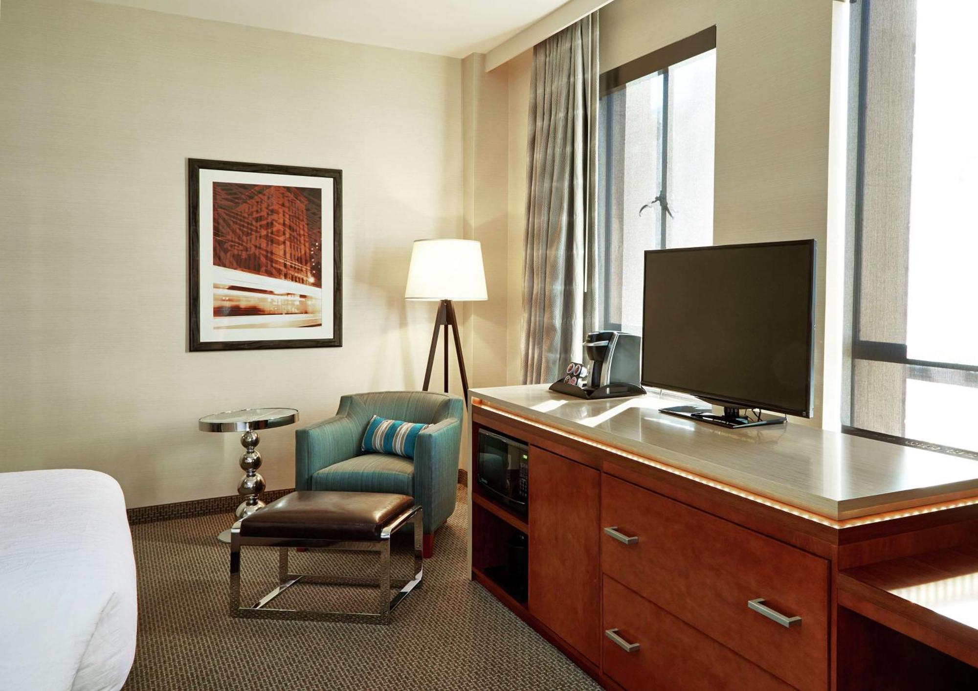 Corner Queen Room with City View