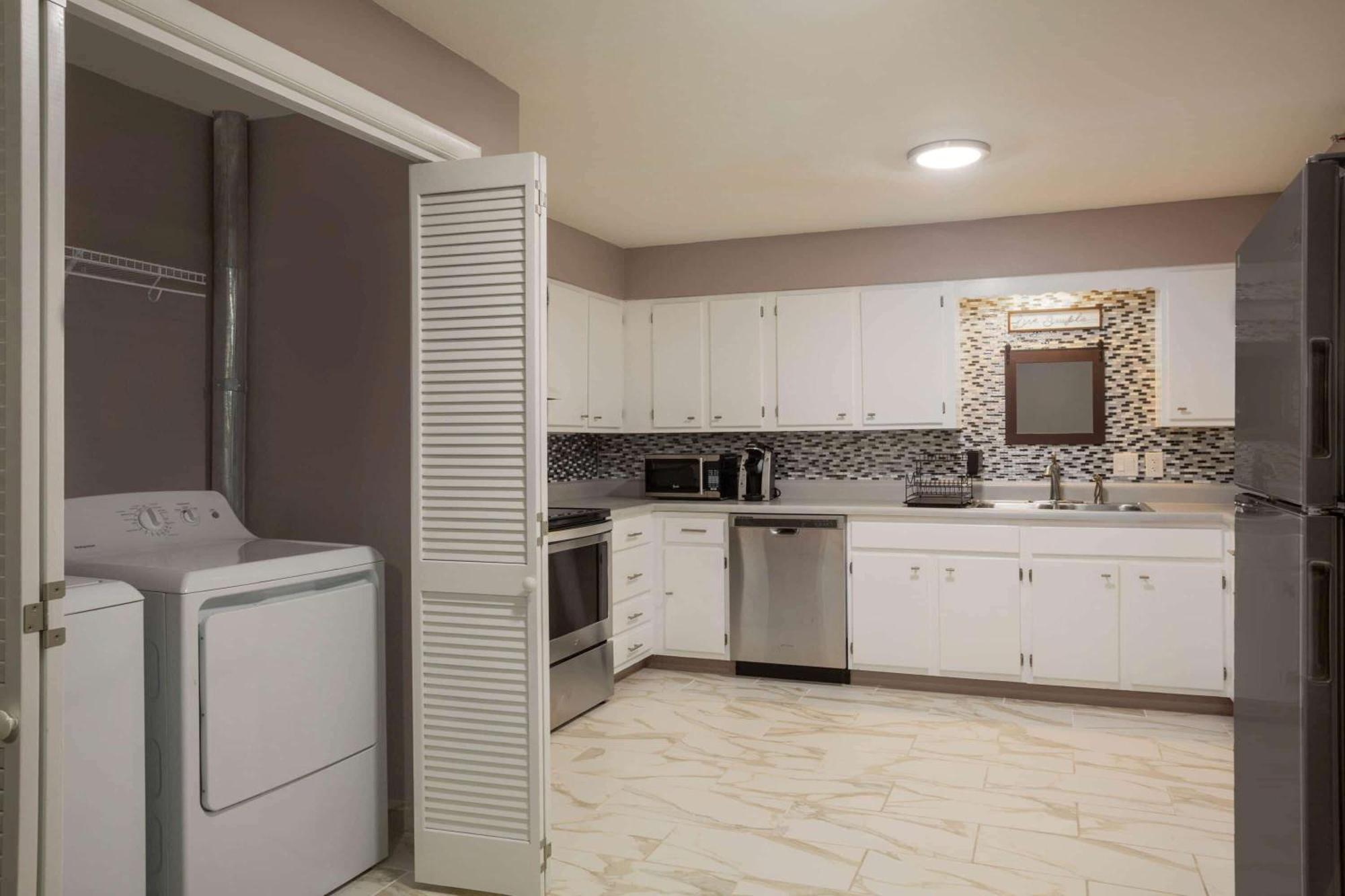 Three Bedrom Suite Three Queen Beds Non-Smoking