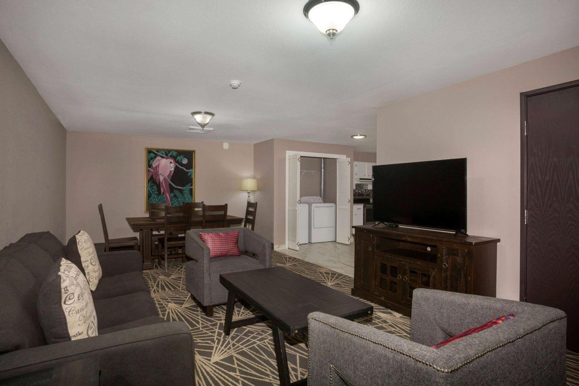 Three Bedrom Suite Three Queen Beds Non-Smoking