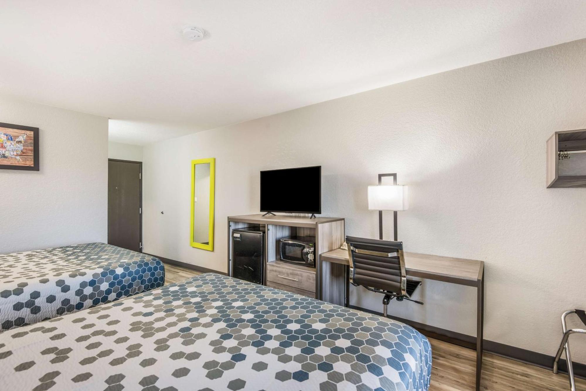 Queen Suite with Three Queen Beds - Non Smoking