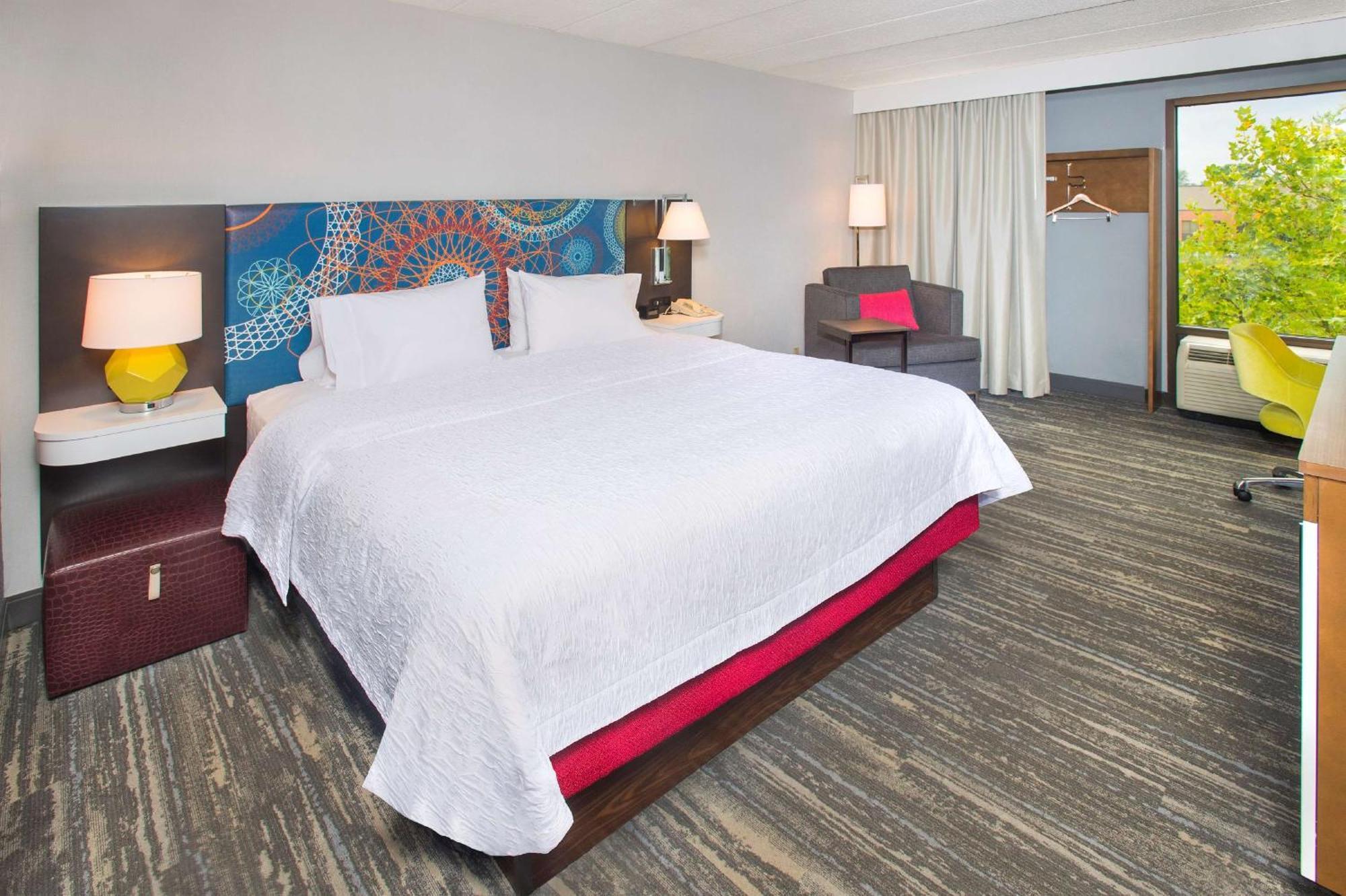 King Room with Tub - Mobility Access/Non-Smoking