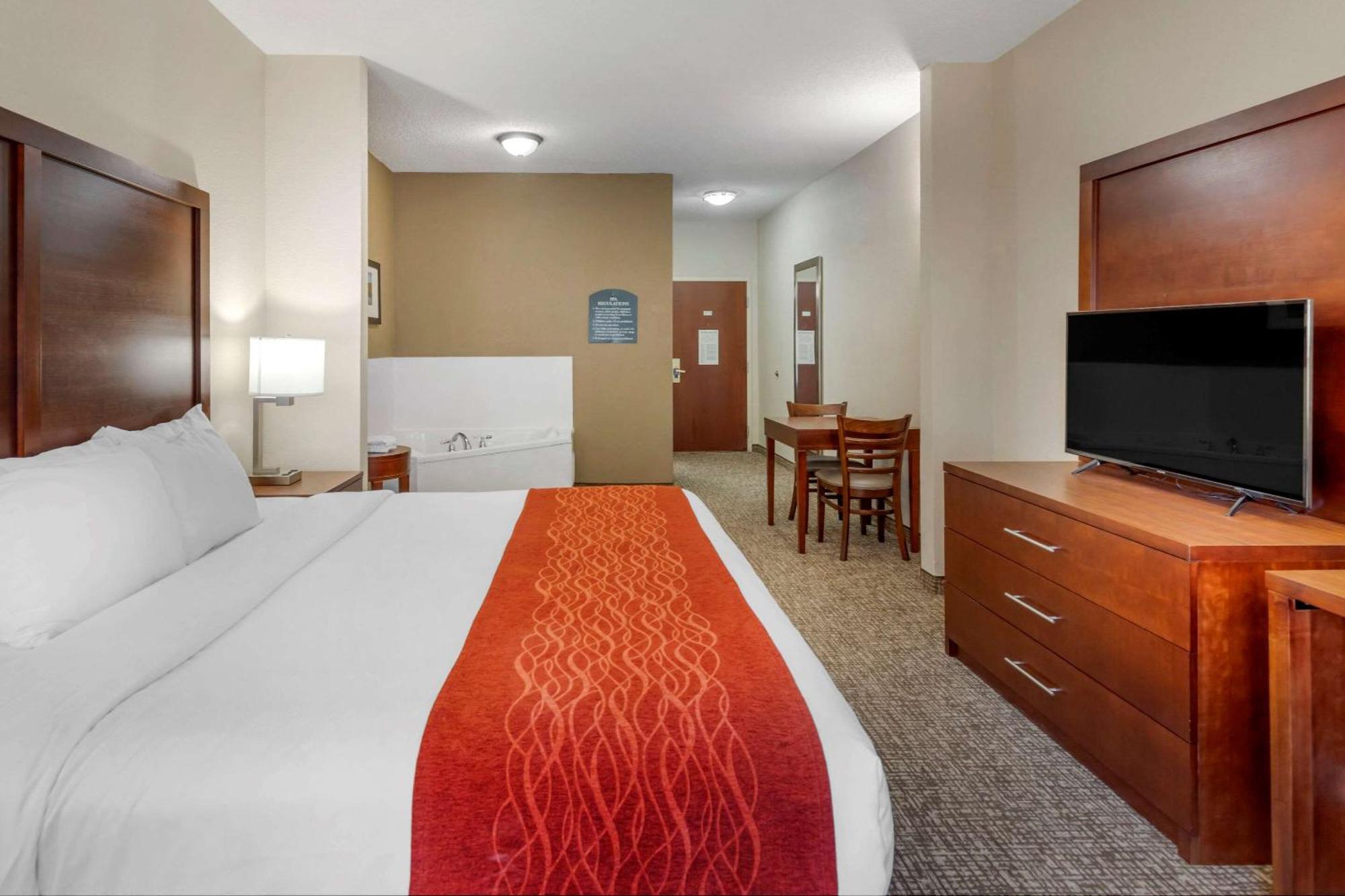 King Room with Hot Tub- Non-Smoking, Ground Floor