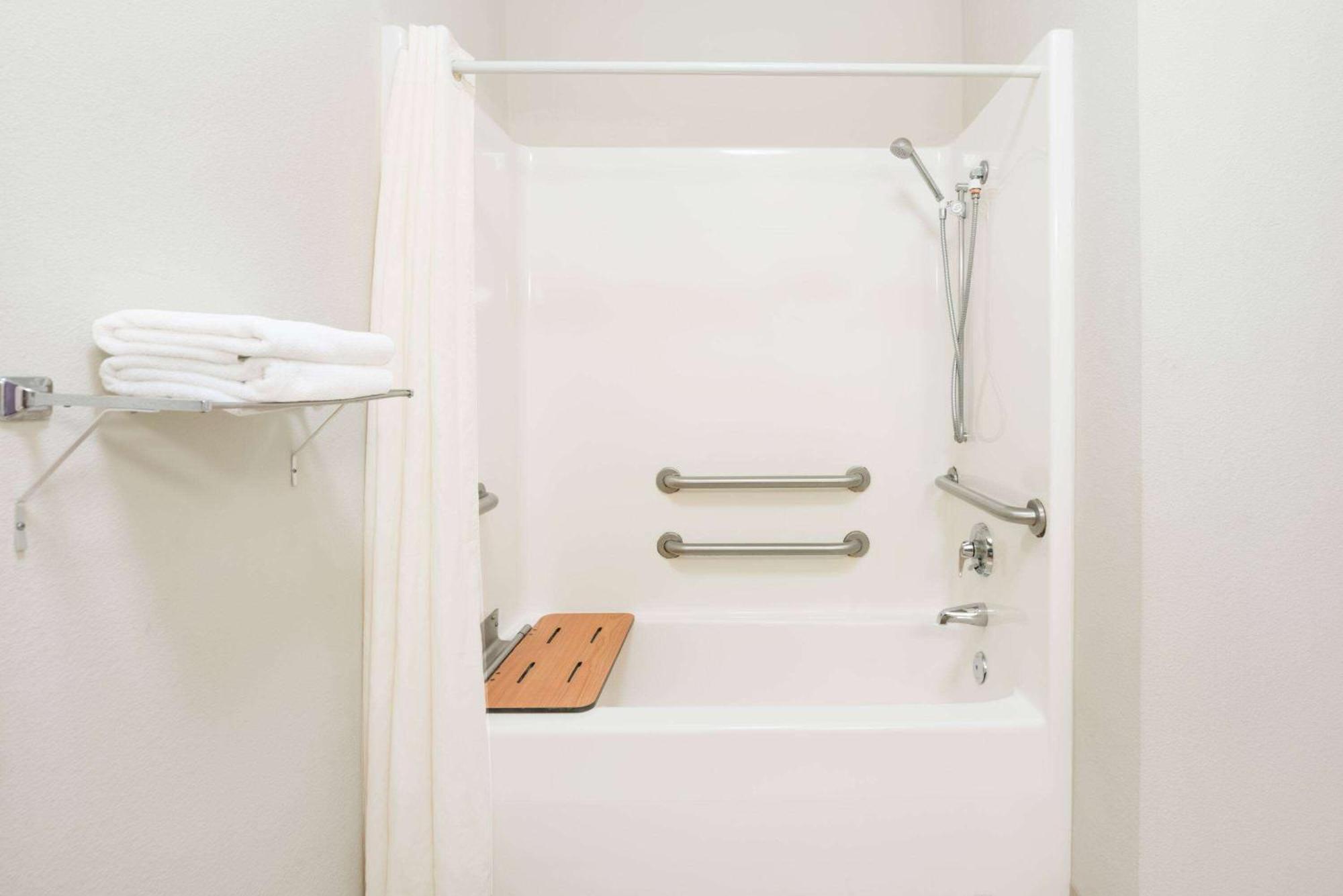 Queen Room - Mobility Access/Non-Smoking
