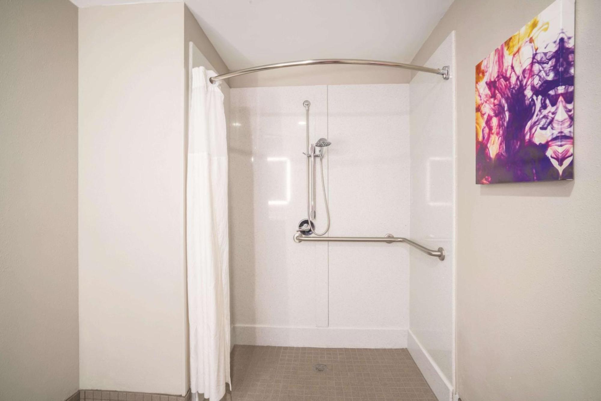 King Room with Roll-in Shower - Mobility Access/Non-Smoking