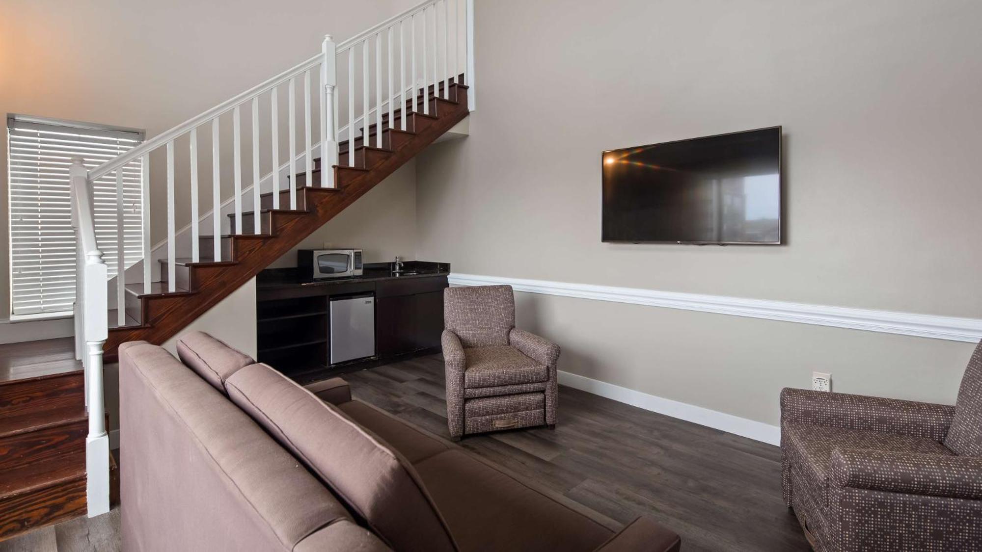 King Suite with Sofa Bed and River View - Non-Smoking
