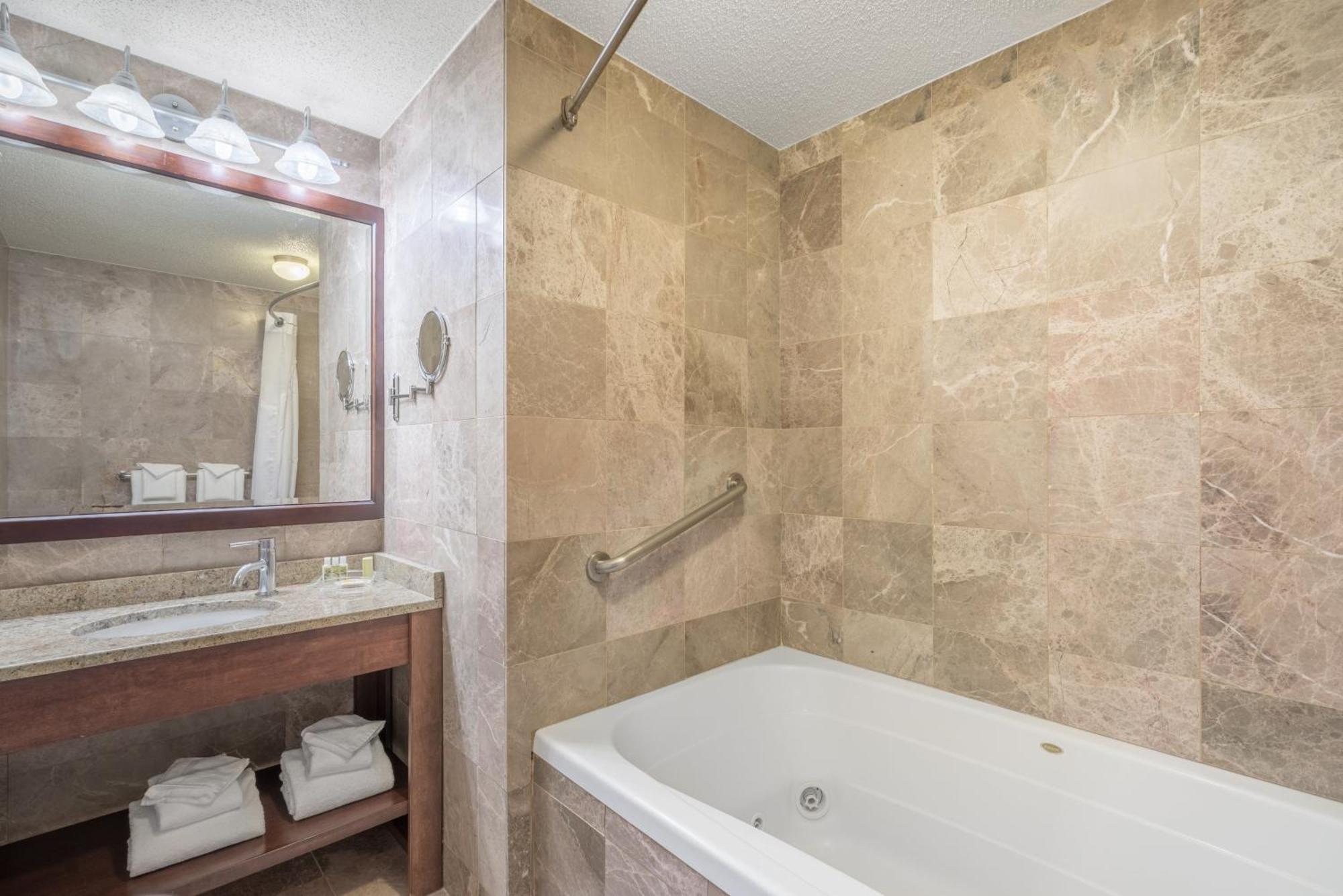 King Room Jetted Tub,1281954331:JPEG