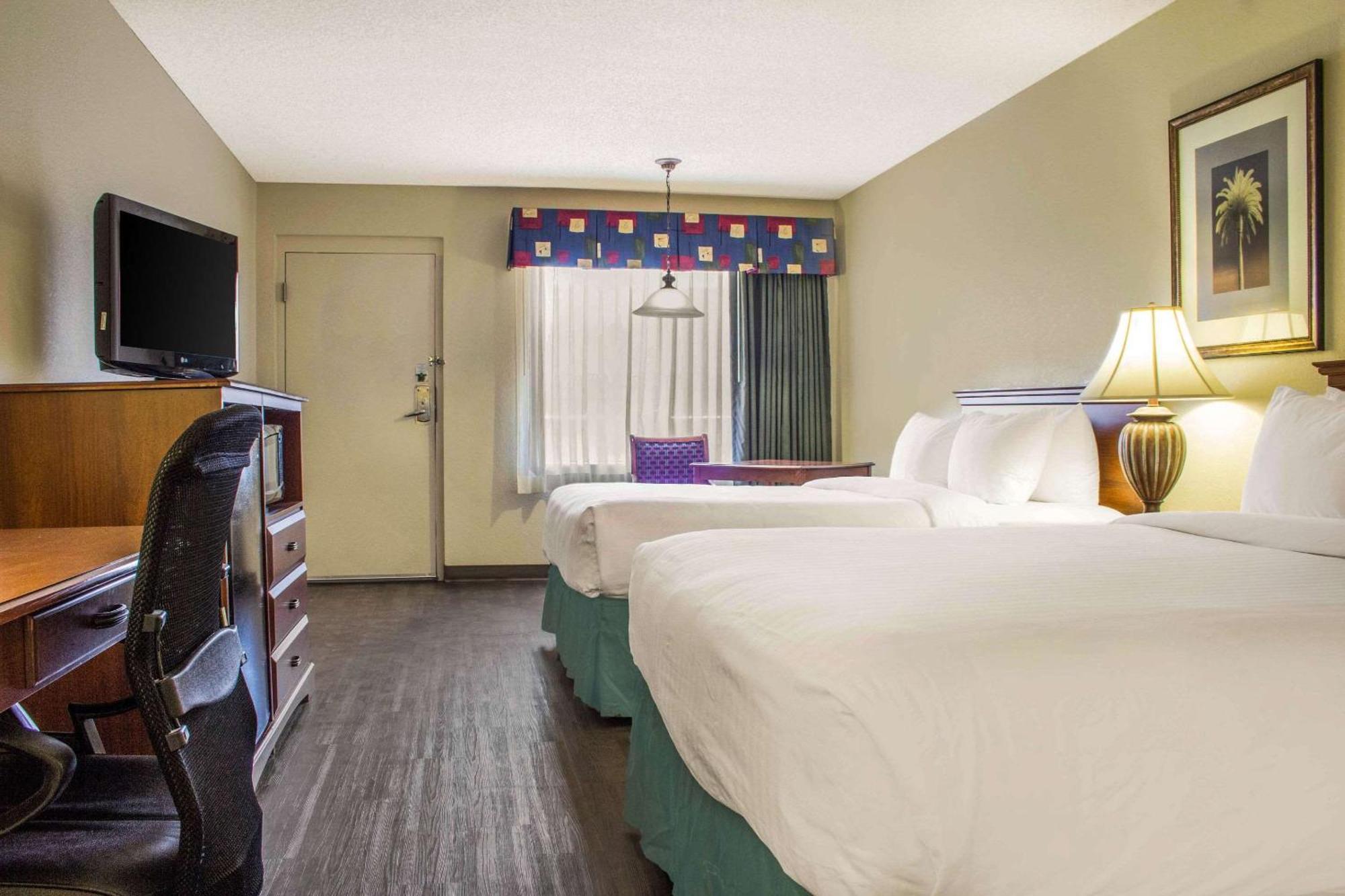 Queen Room with Two Queen Beds - Smoking