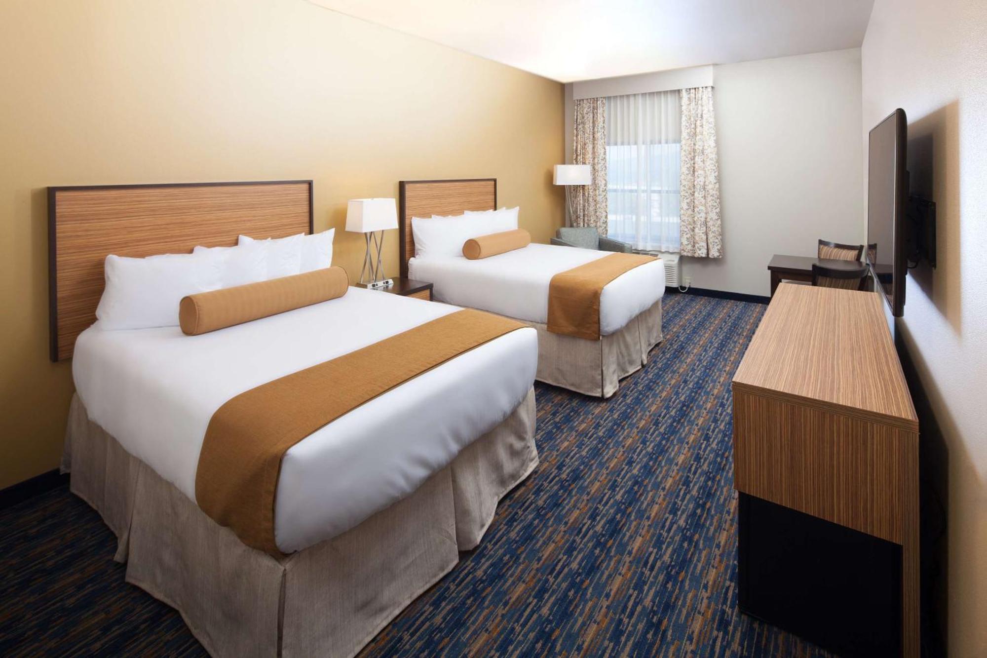 Deluxe Queen Room with Lakeview