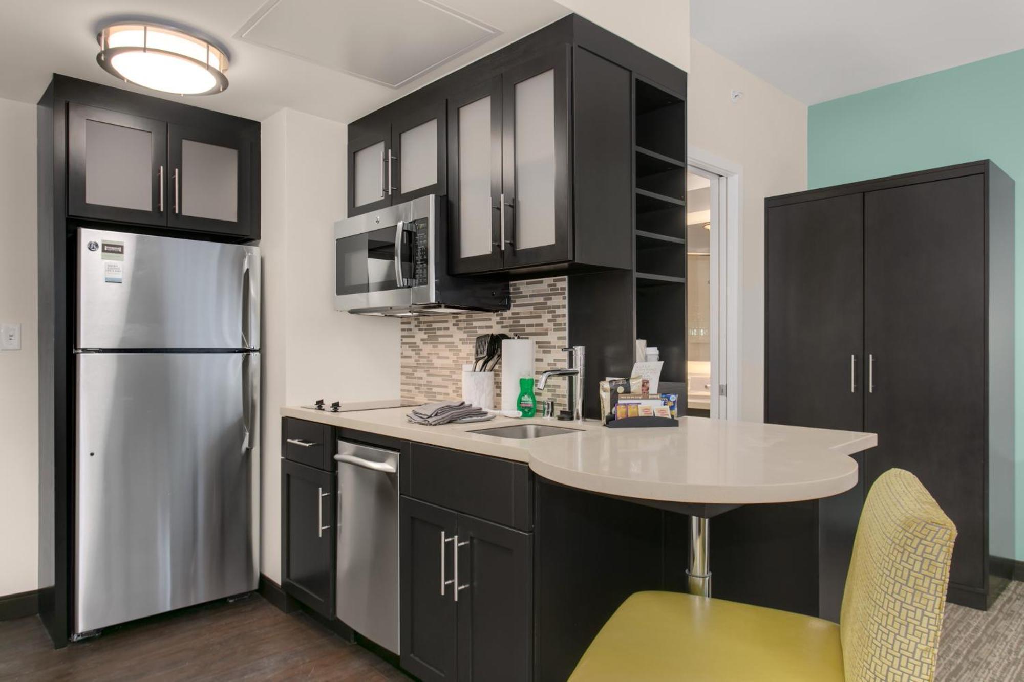 Deluxe Studio Suite with 2 Queen Beds - Non-smoking