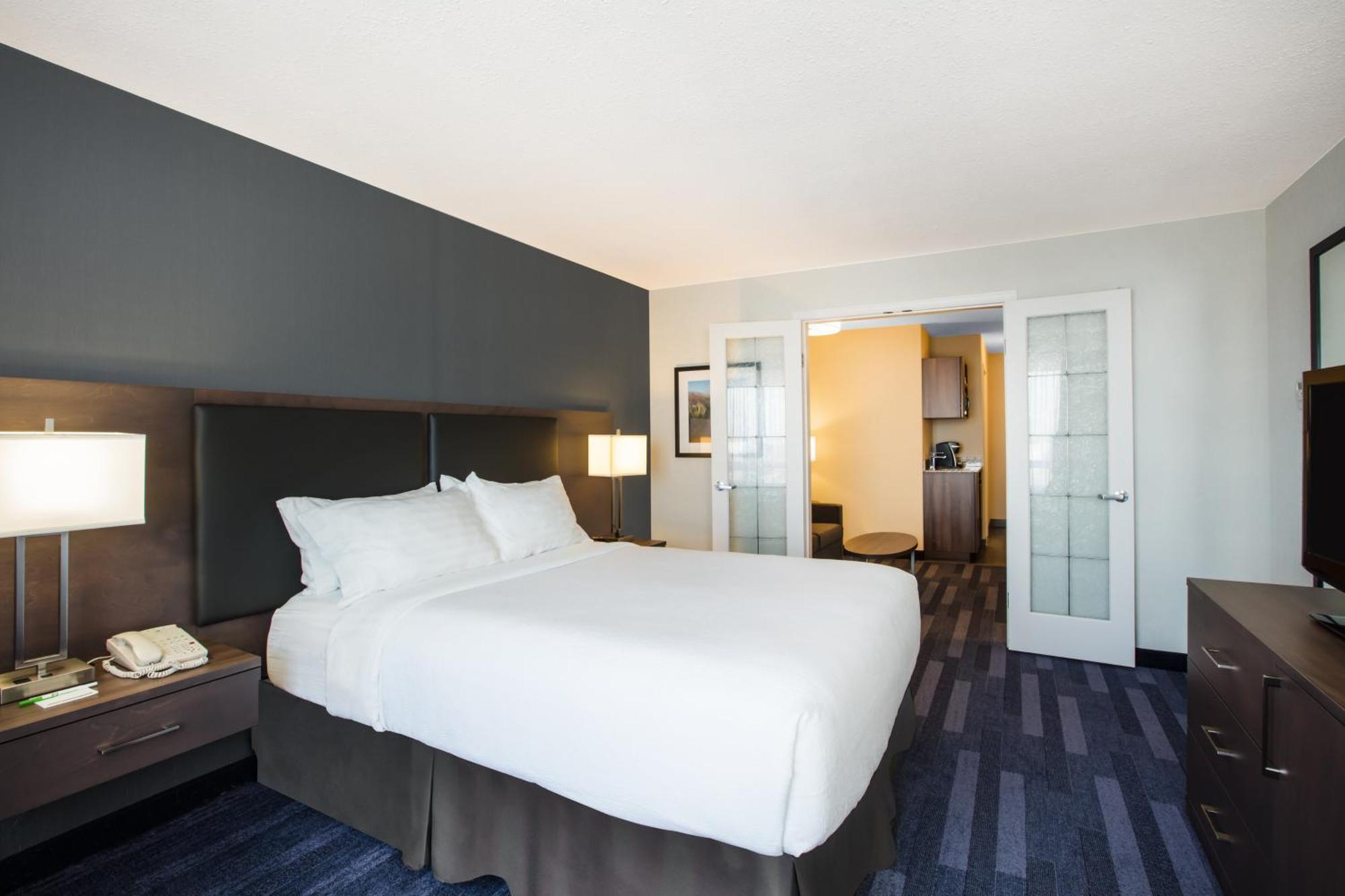 One-Bedroom Queen Suite