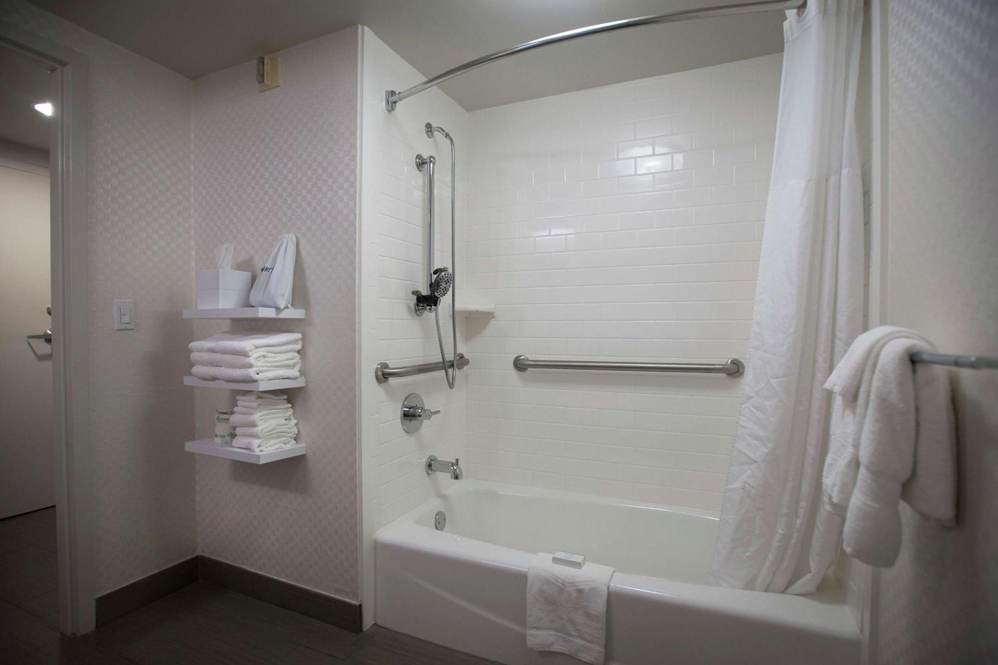 Double Room with Two Queen Beds and Bath Tub - Mobility Access