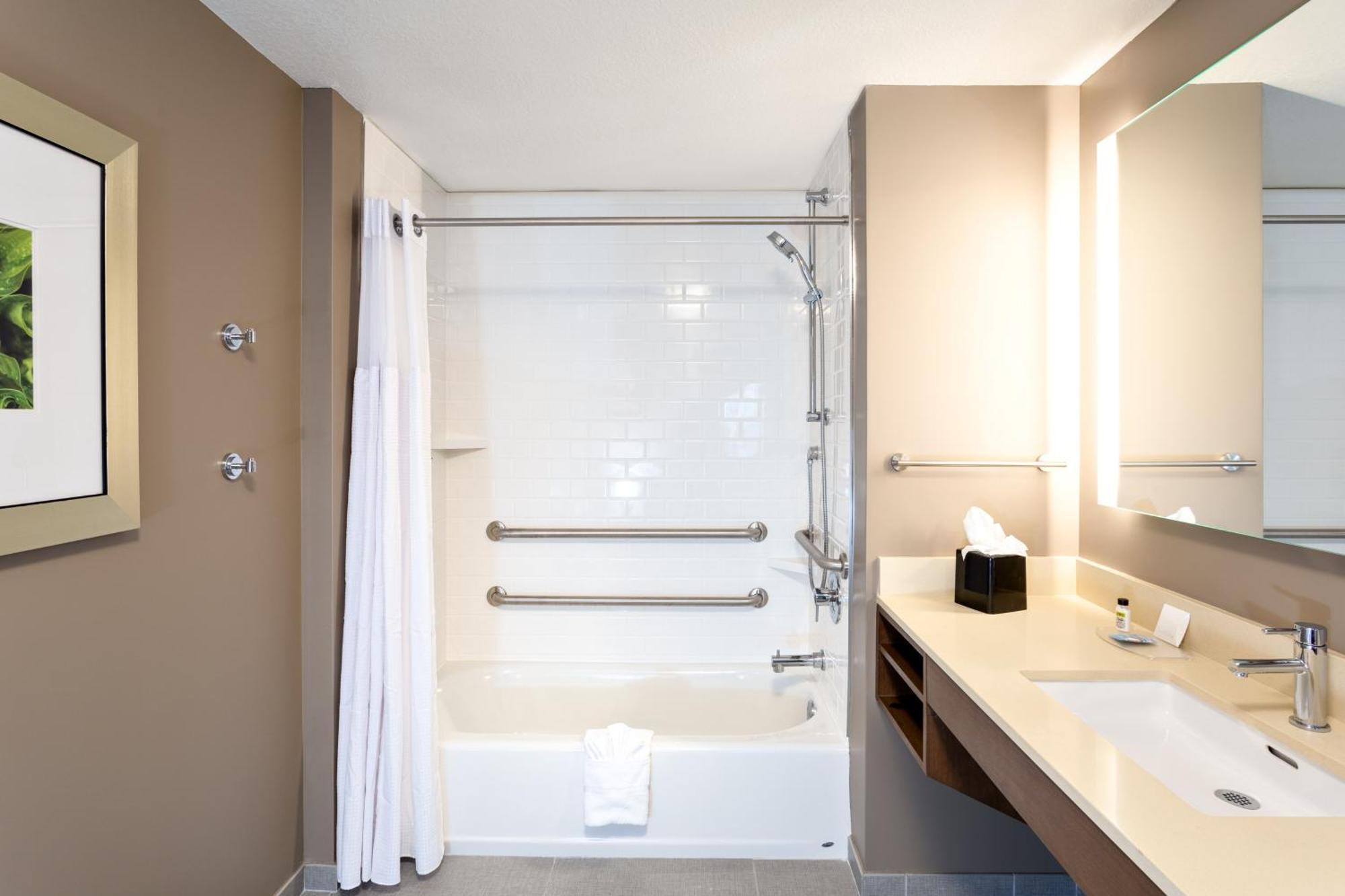 Studio Suite with Two Queen Beds and Hearing Mobility Accessible Tub