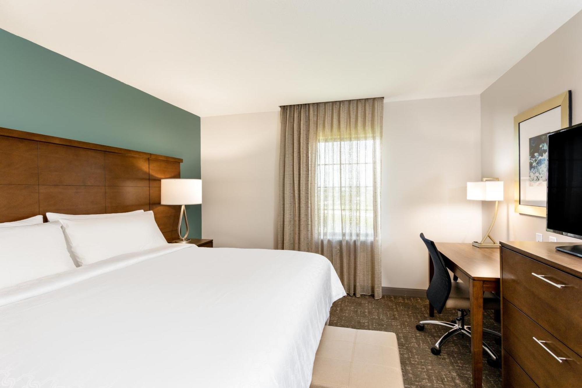 One-Bedroom Suite with Roll-In Shower - Mobility Accessible