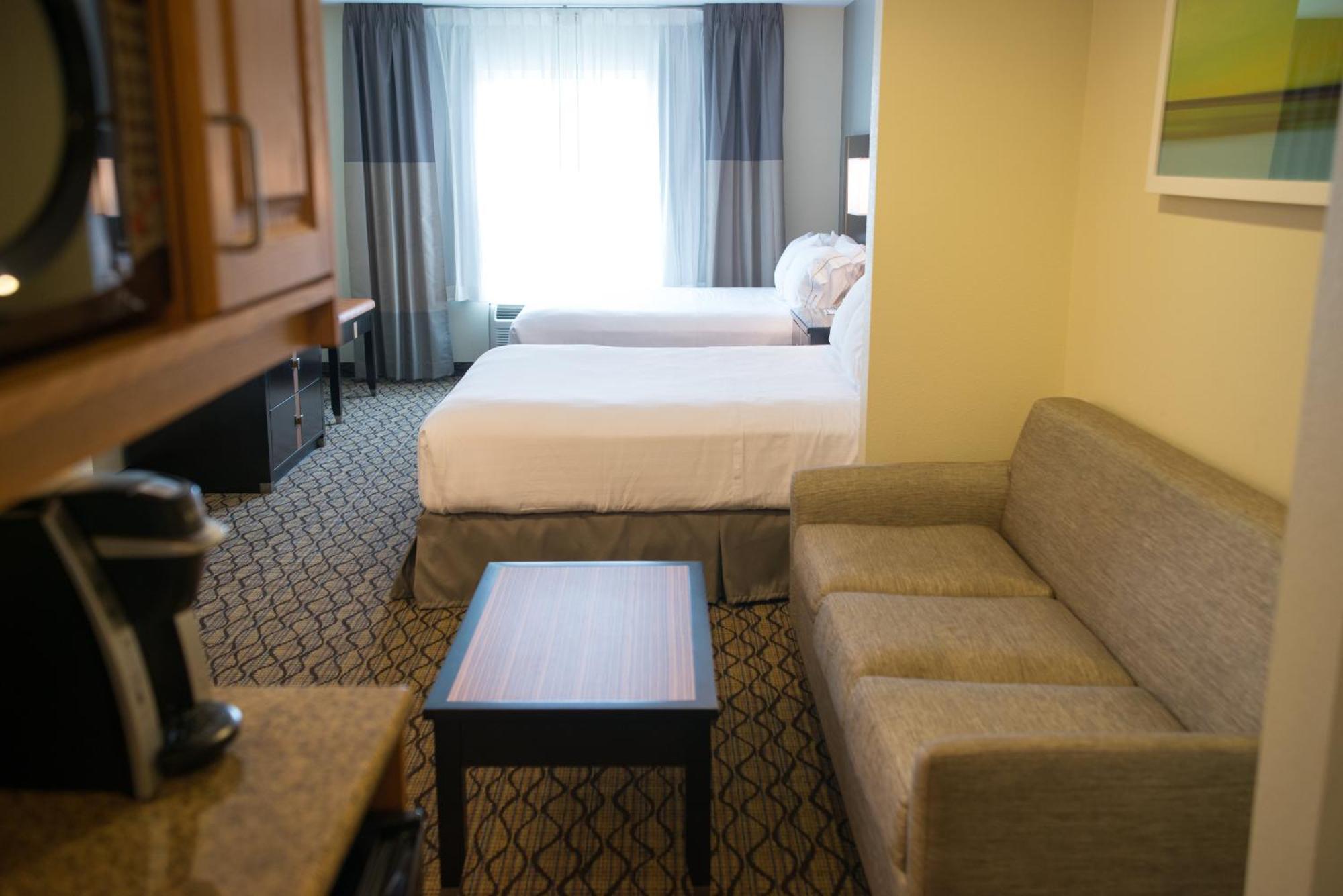 One-Bedroom Queen Suite