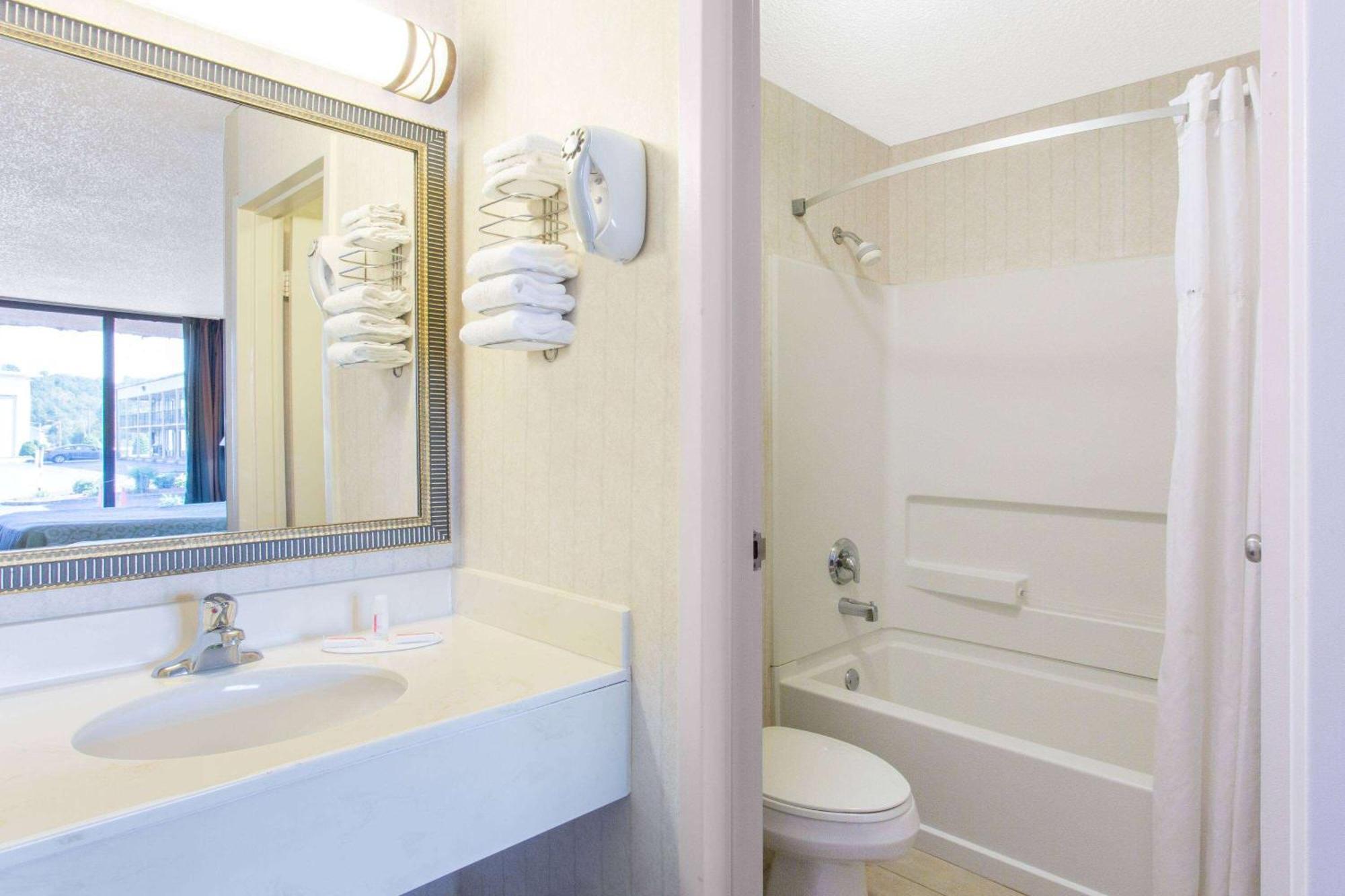 One-Bedroom Suite with Two Queen Beds - Non-Smoking