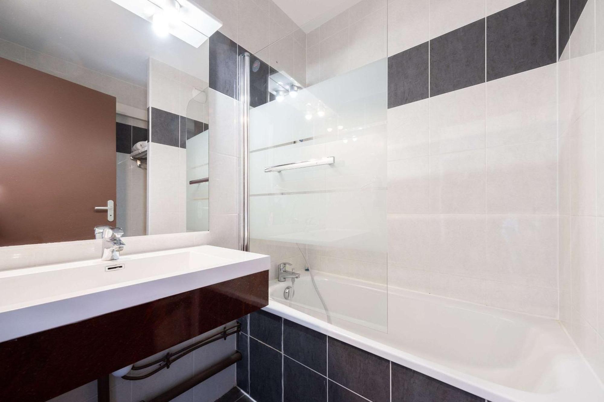 Chambre Double Standard avec 1 Lit Double et 2 Lits Simples