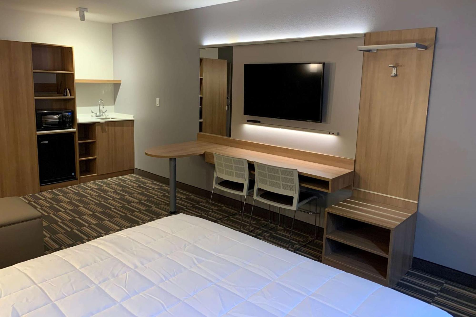 Queen Suite Mobility or Hearing Impaired Access Non-Smoking,1285453771:JPEG