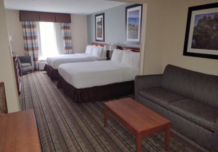 Deluxe Queen Suite