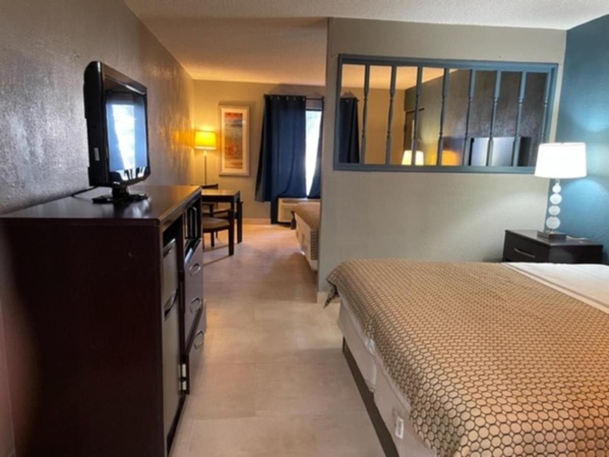 2 King Suites - Non Smoking - Non Pet Room.