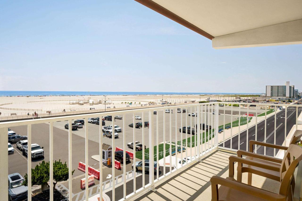 Oceanfront One-Bedroom Suite with Two Double Beds - Non-Smoking