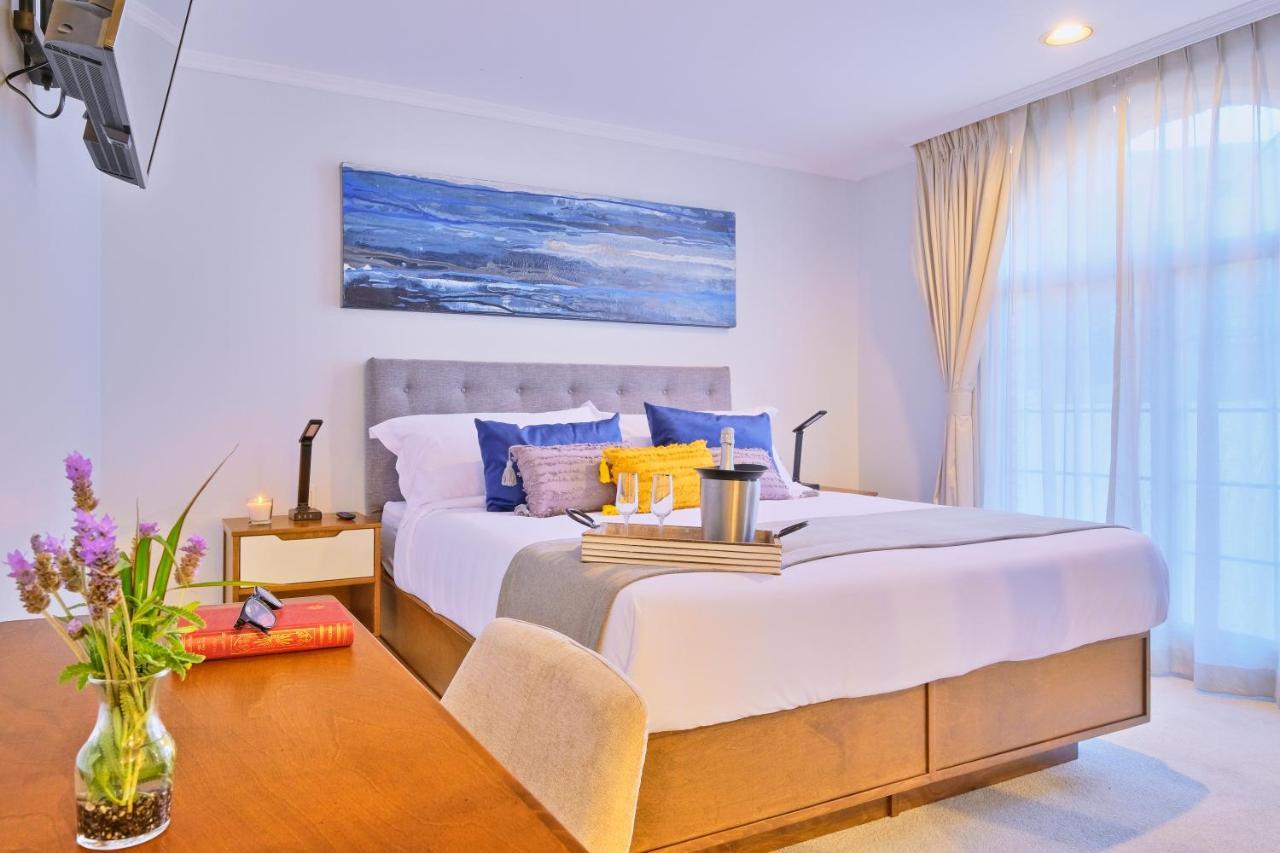 Habitación con cama extragrande.