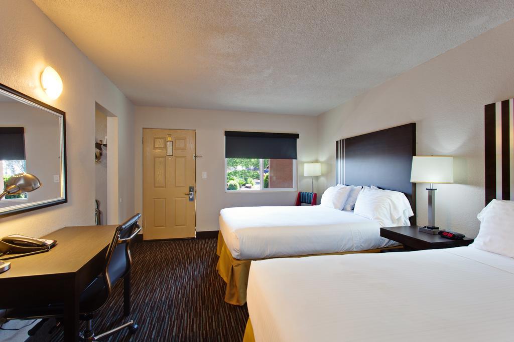Queen Room with Two Queen Beds - Smoking