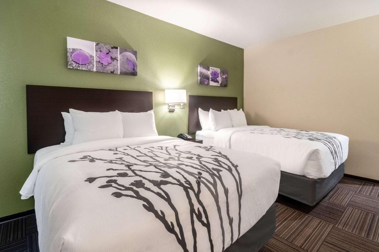 Quadruple Room Two Queen Beds Tub Disability Access or Non Smoking