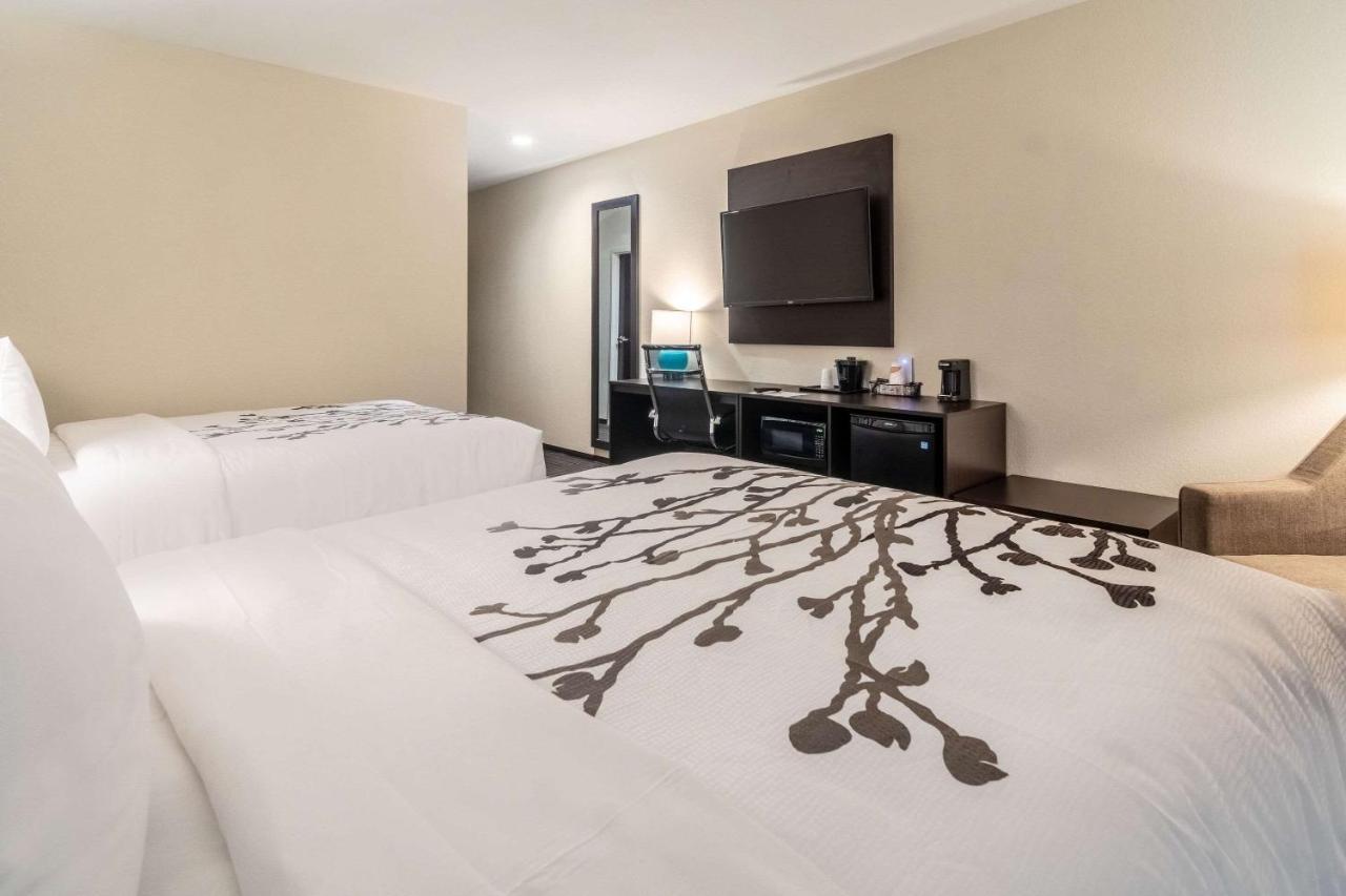 Quadruple Room Two Queen Beds Tub Disability Access or Non Smoking