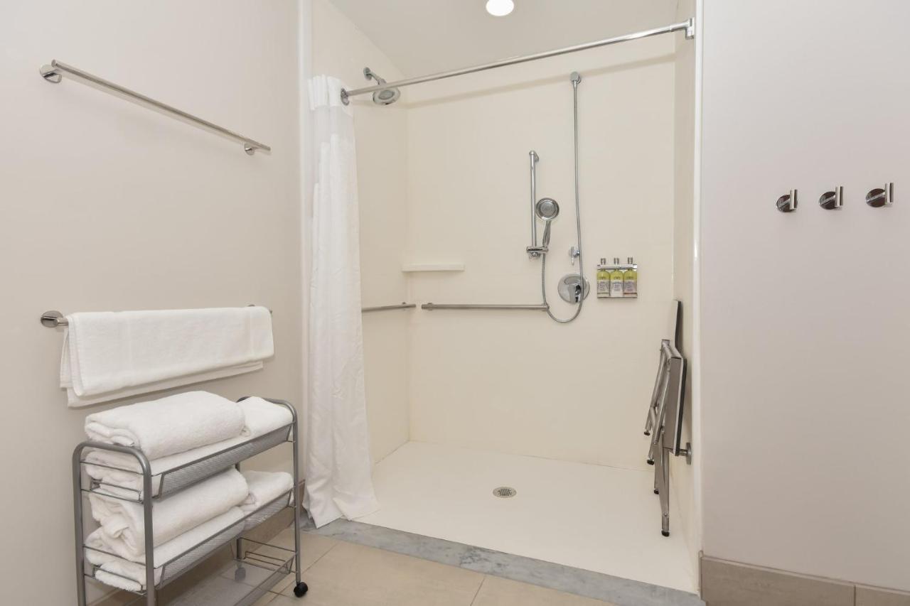 Deluxe King Room - Mobility Access Tan Shower/Non-Smoking