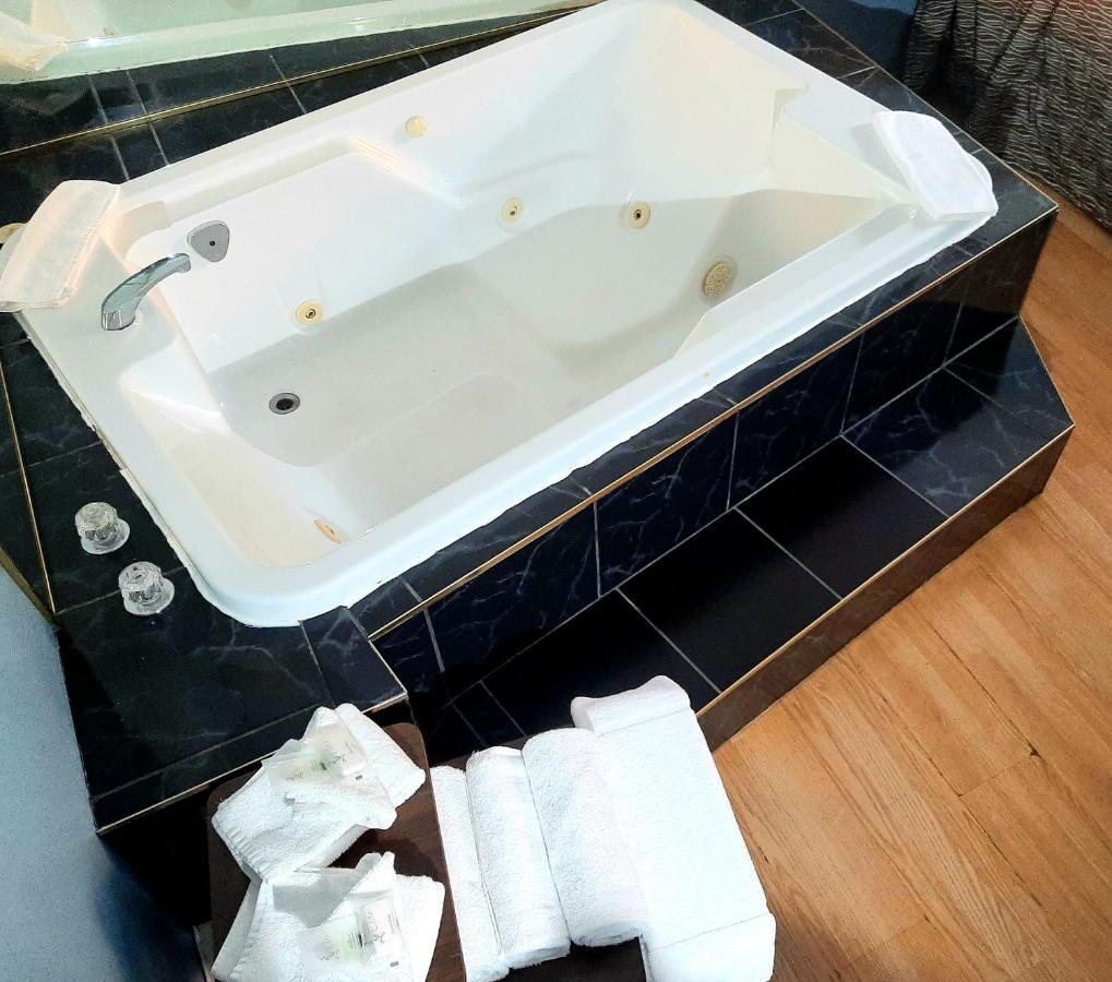 Queen Room with Spa Bath