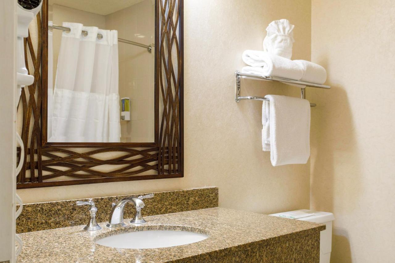 Deluxe Queen Room with Two Queen Beds - Smoking