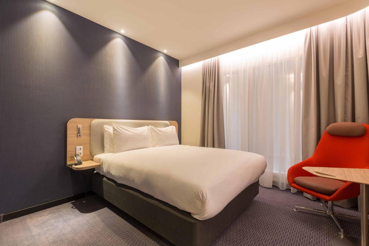 Standard Queen Room Accessible